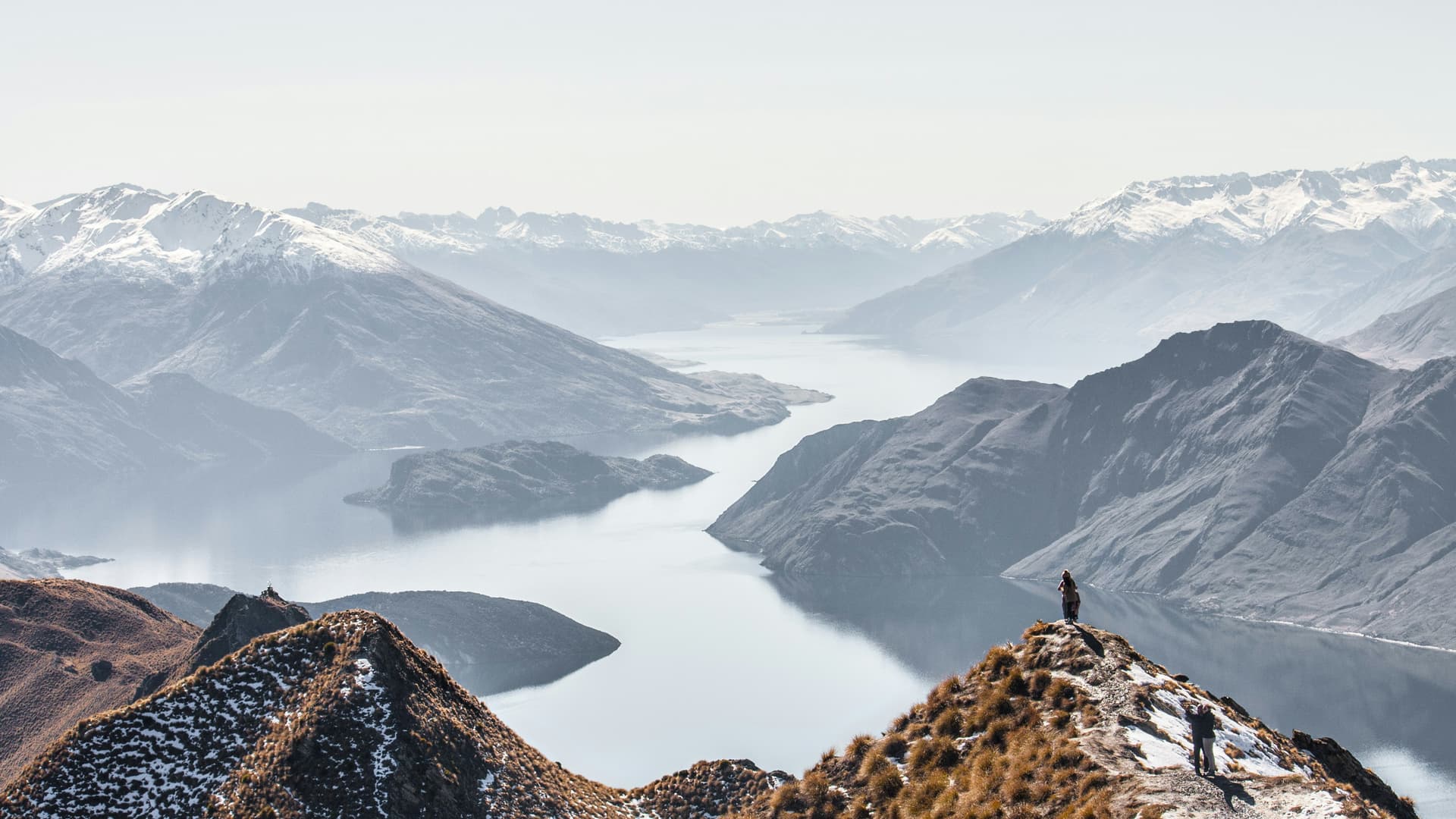 Paysage de Nouvelle-Zélande avec fjords et montagnes, destination alternative à la côte Ouest américaine