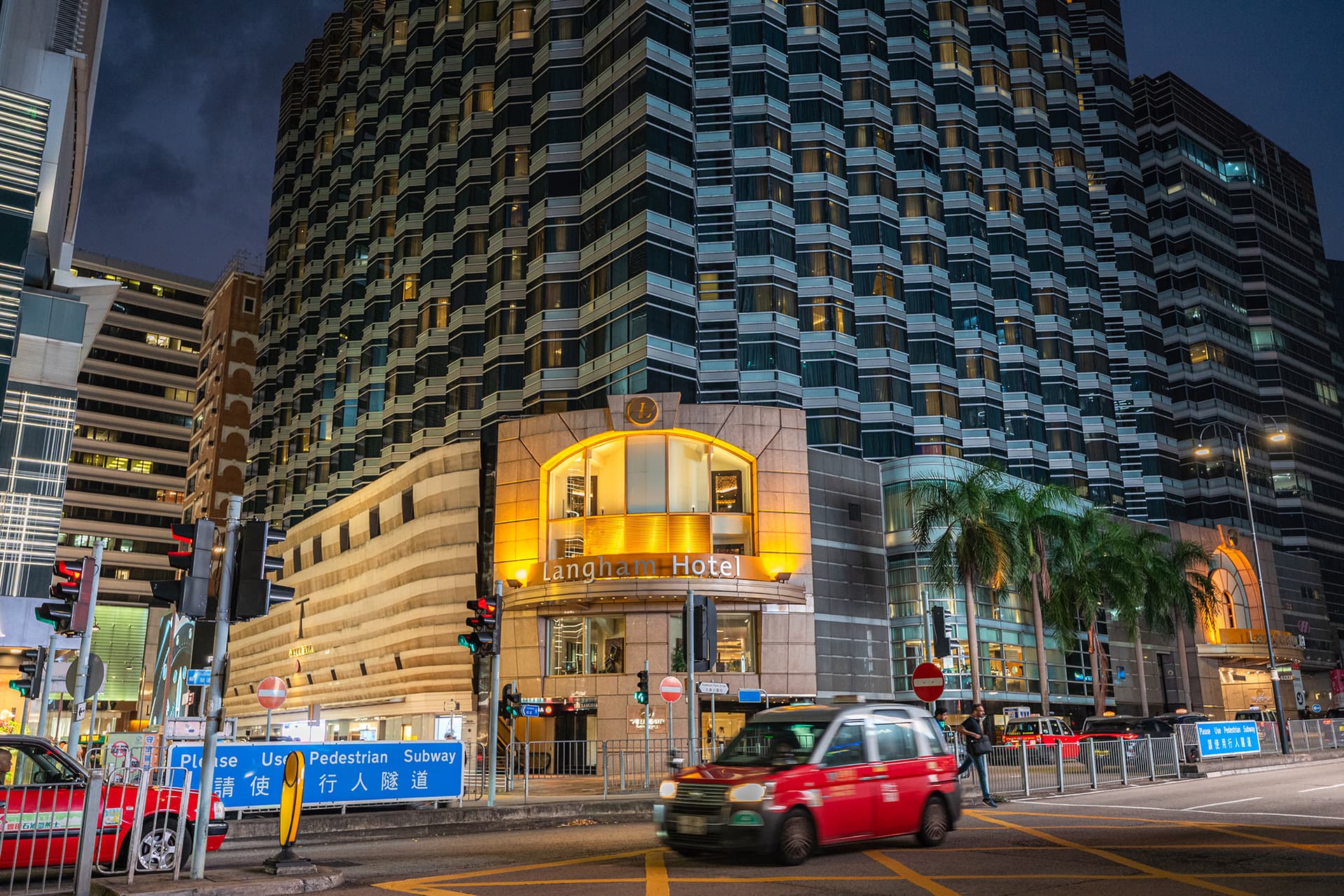 Façade du Langham Hong Kong à Tsim Sha Tsui depuis Peking Road
