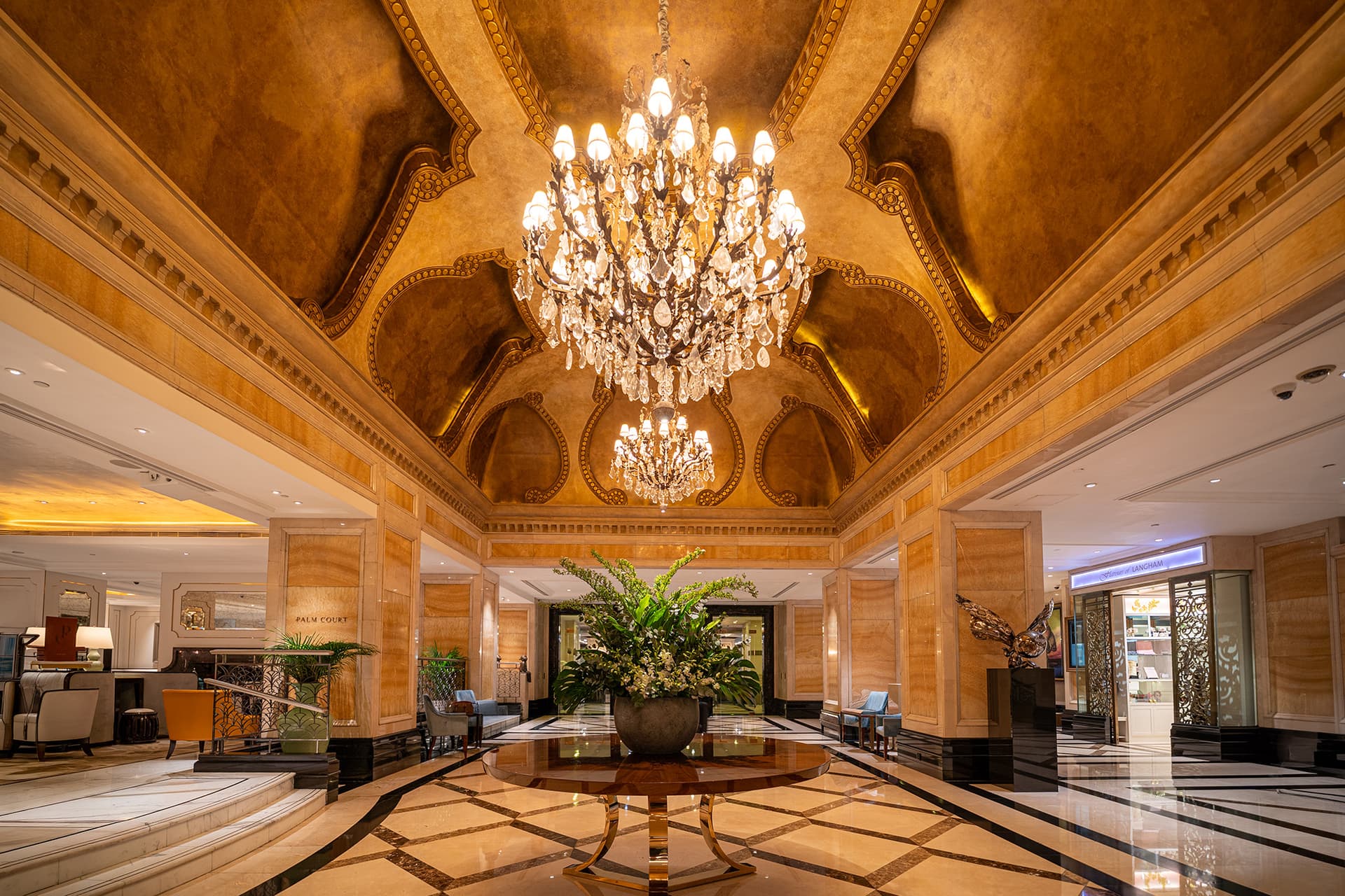 Hall d'entrée du Langham Hong Kong, décoration florale et marbre