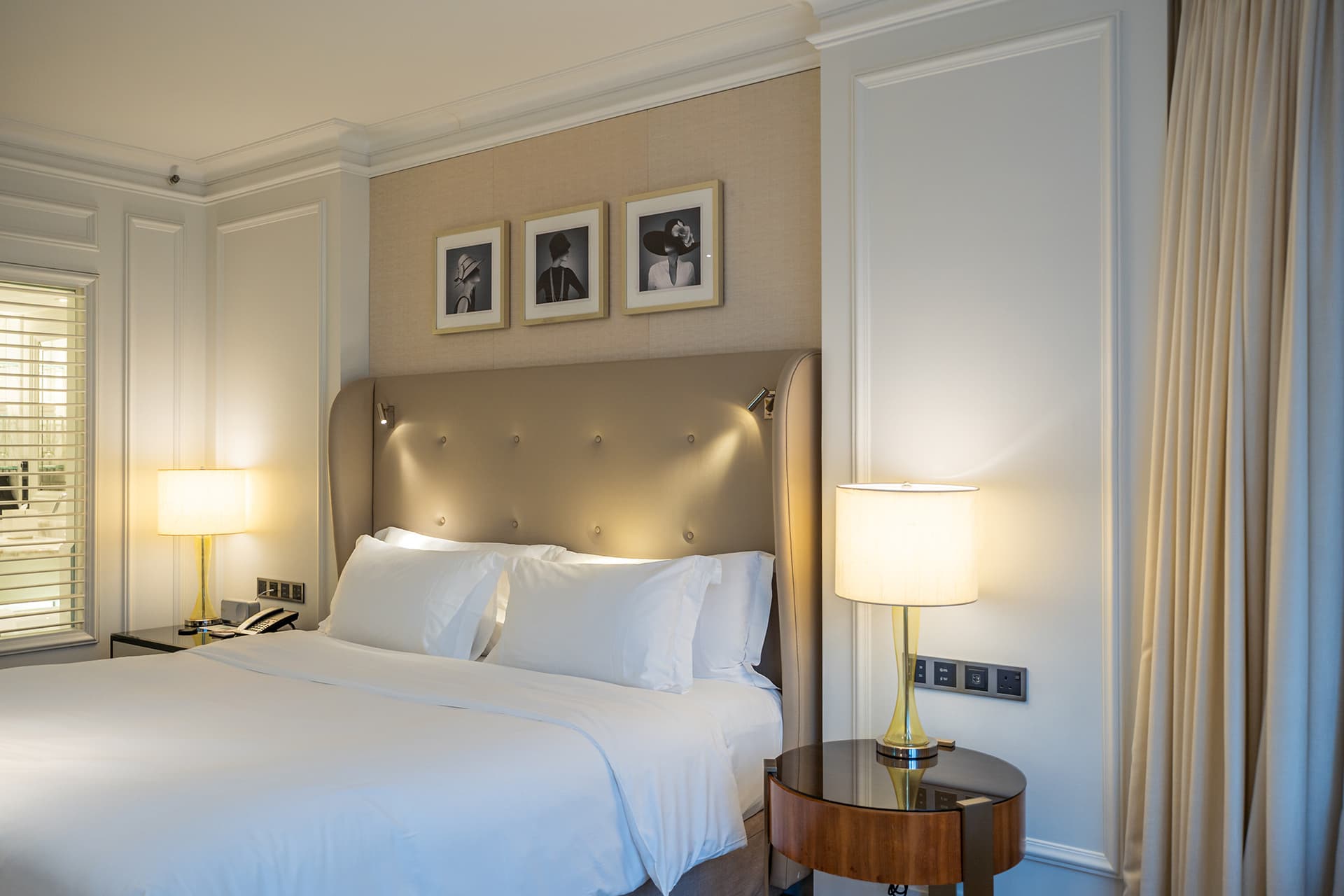 Vue de la chambre Premier Room du Langham Hong Kong, lit king-size et bureau