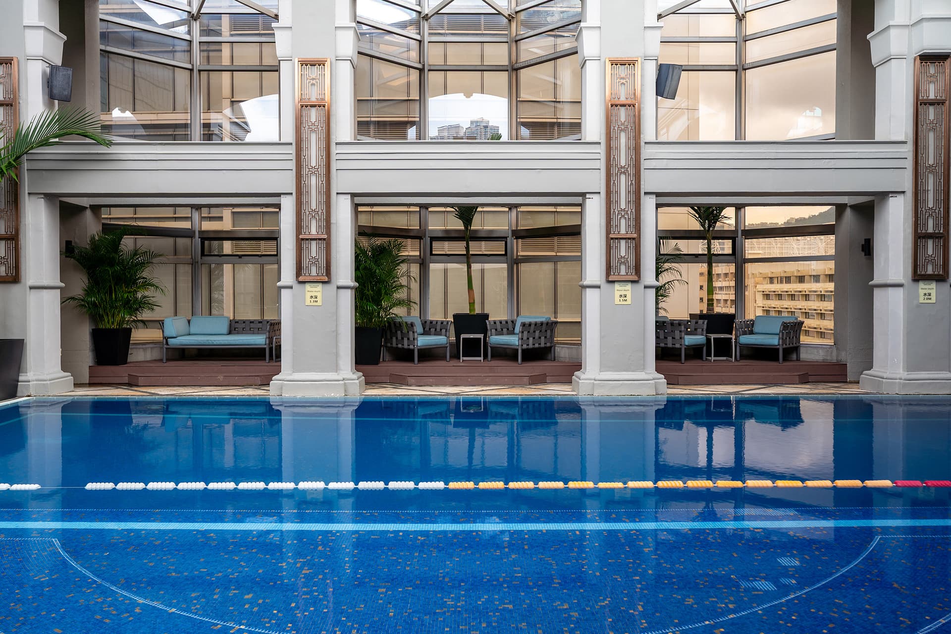 Piscine rooftop chauffée du Langham Hong Kong au coucher du soleil