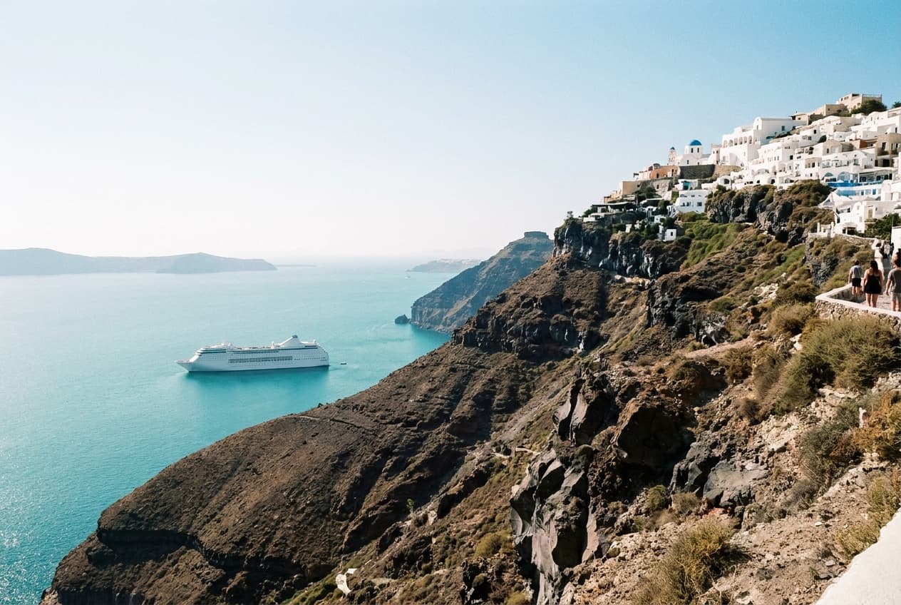 Paquebot de croisière imposant au large des falaises de Santorin