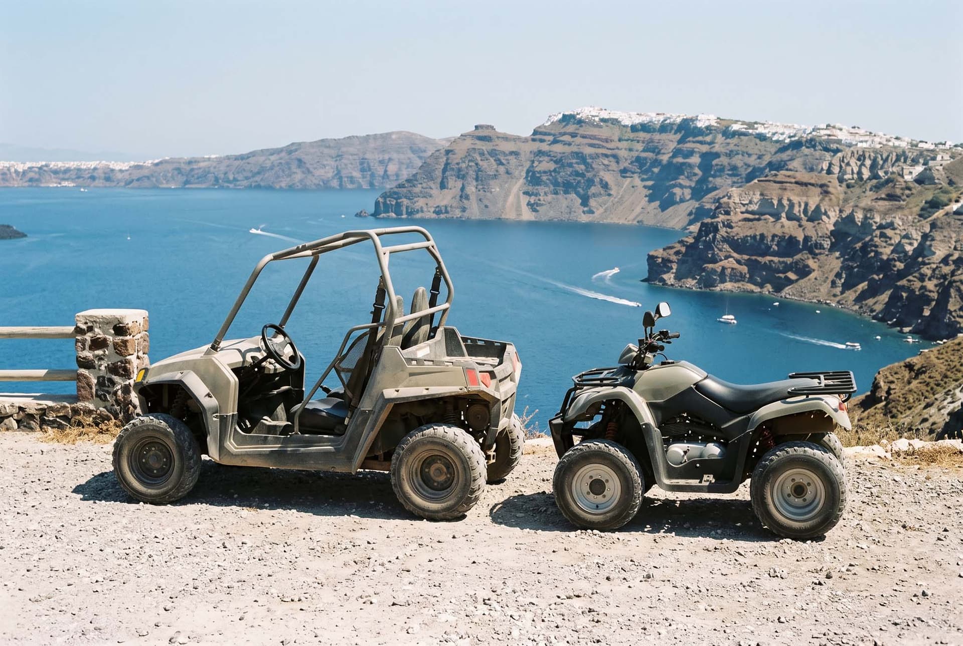 Un buggy et un quad garés côte à côte face à la caldeira de Santorin