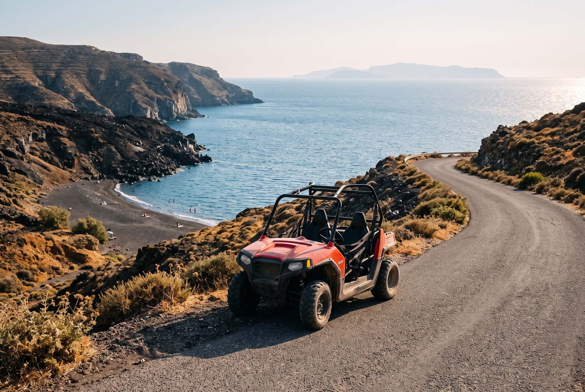 Un buggy garé sur une route côtière du sud de Santorin face à la mer Égée