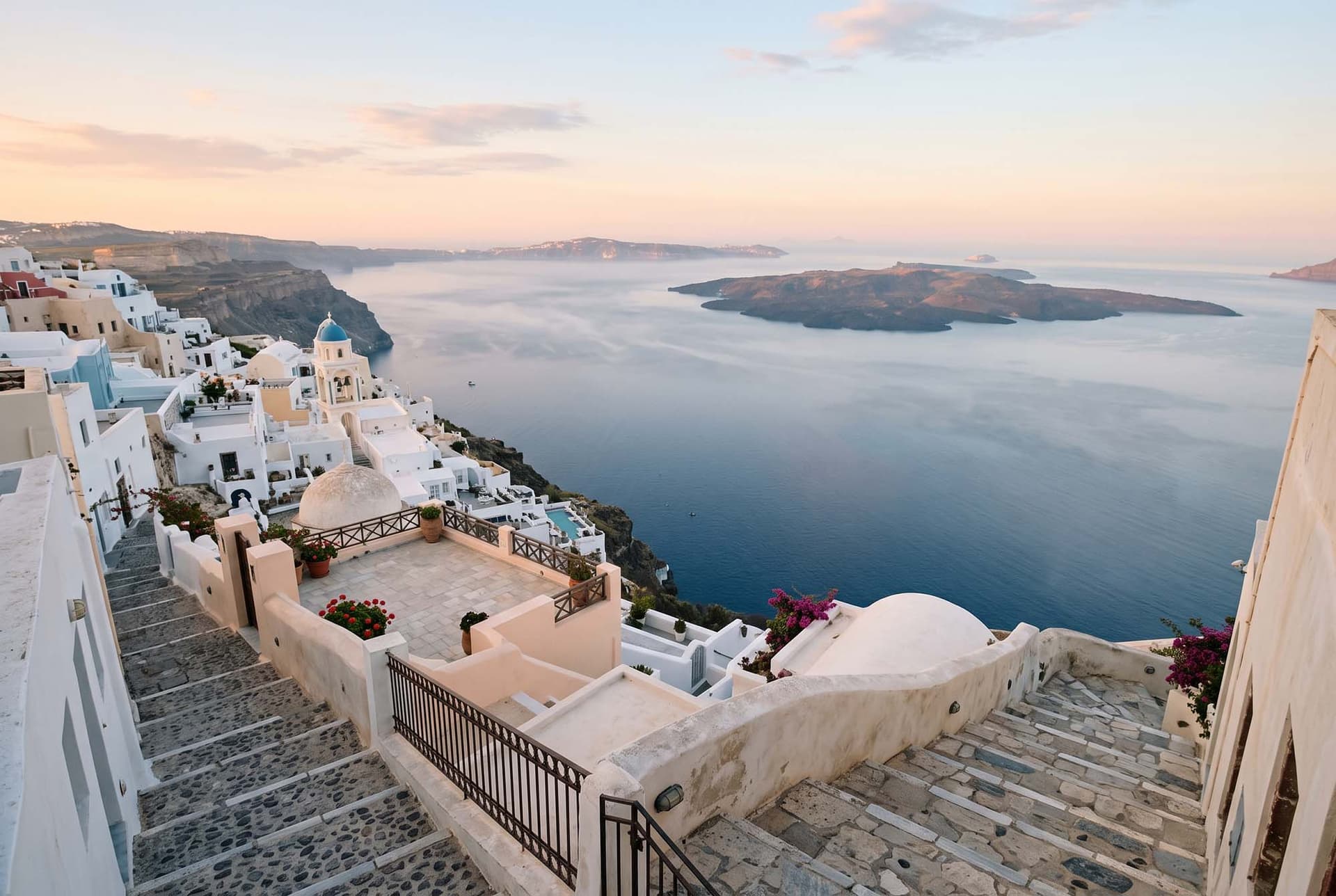 Vue sur la caldeira de Santorin depuis Fira au petit matin