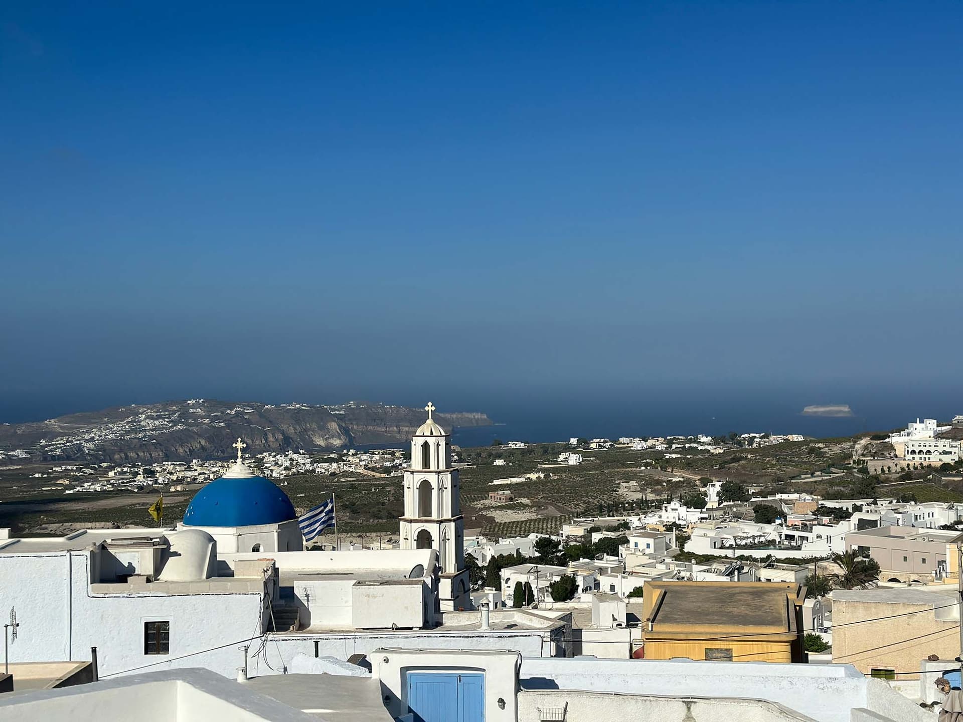 Village traditionnel de Pyrgos à Santorin loin des foules touristiques