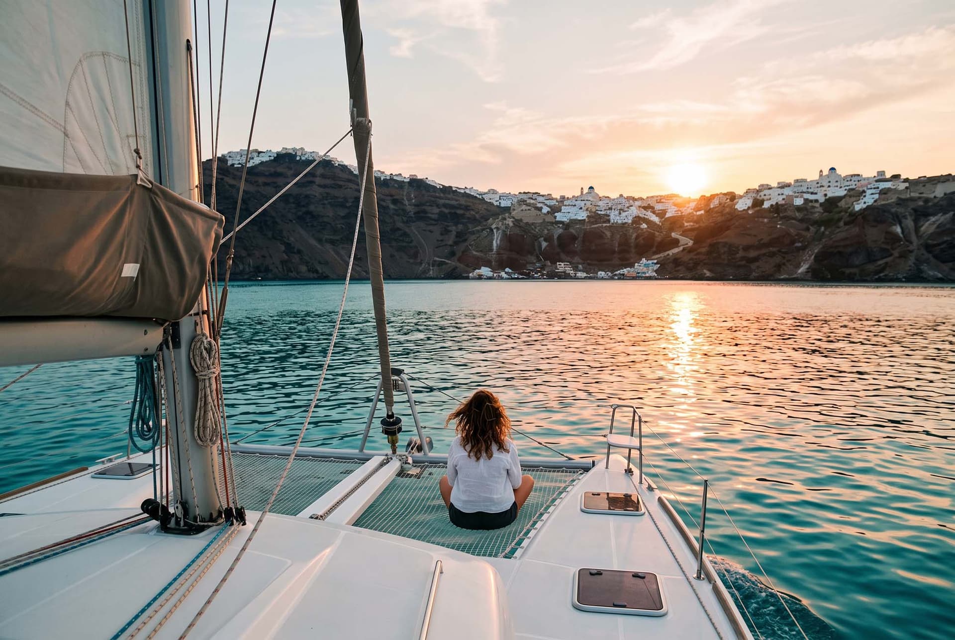 Faire du catamaran à Santorin