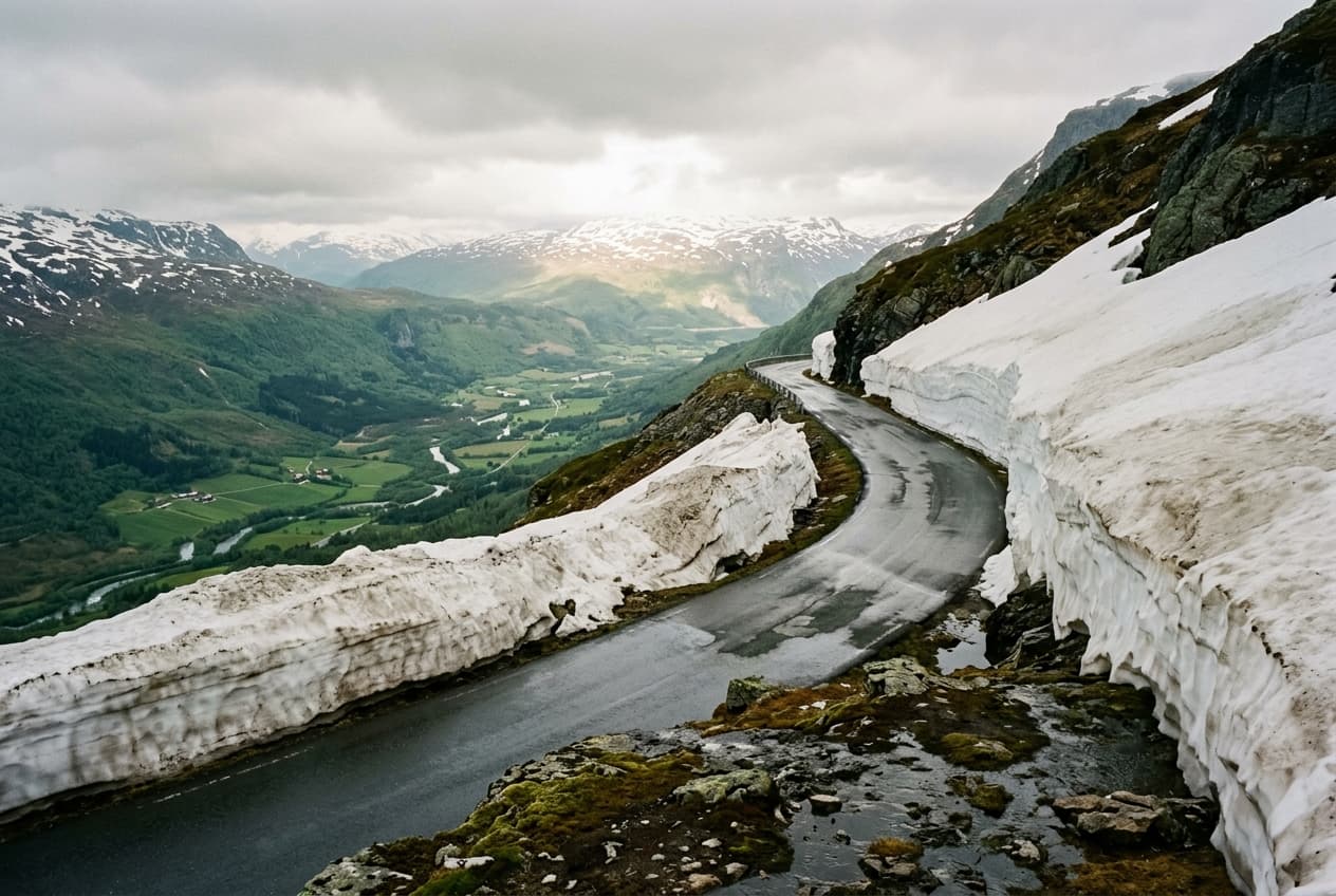 Route de montagne norvégienne encore enneigée au printemps avec vue sur la vallée