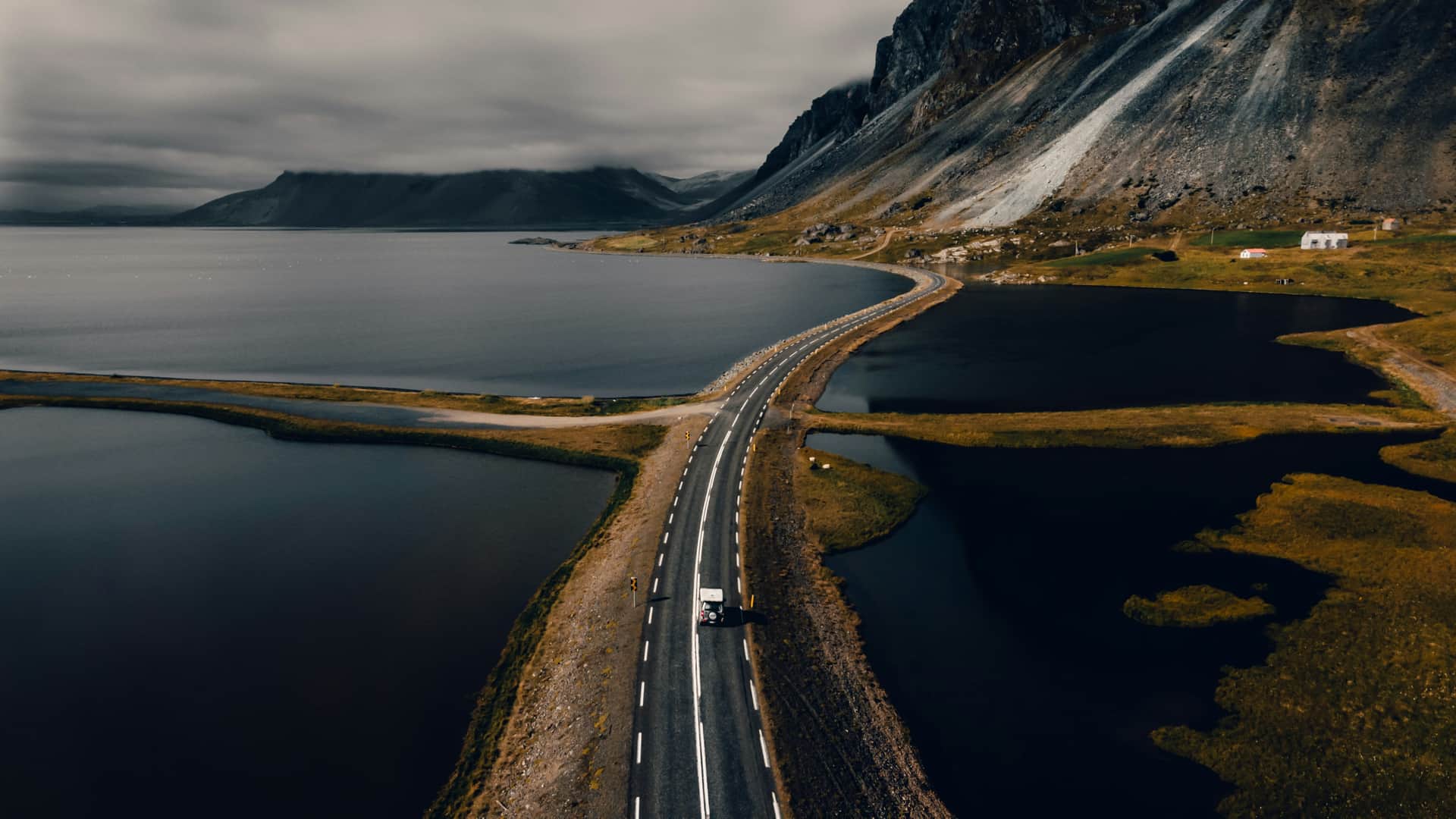 Route 1 en Islande serpentant à travers un paysage de fjords lors d'un road trip