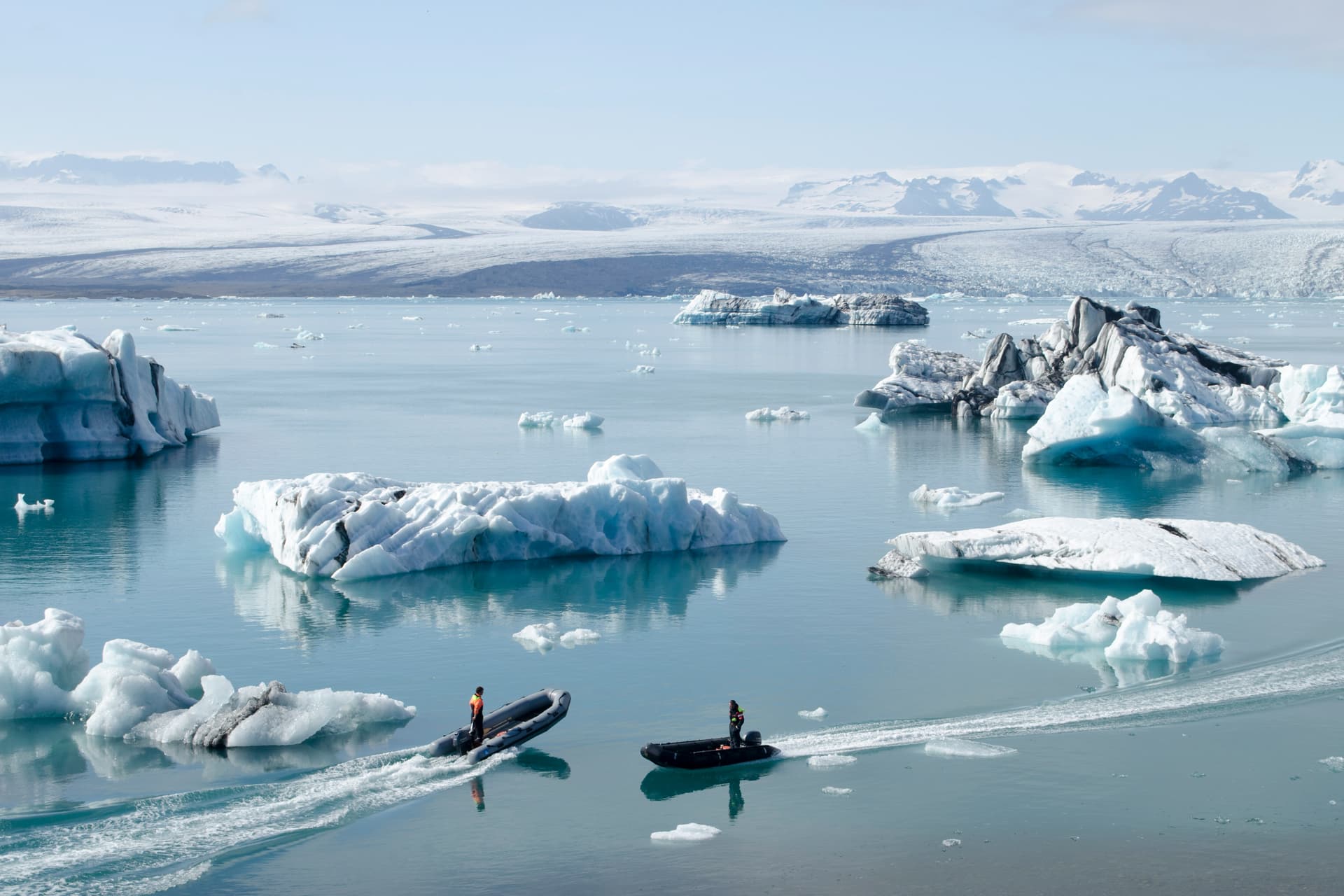 Icebergs bleutés dérivant sur la lagune glaciaire de Jökulsárlón