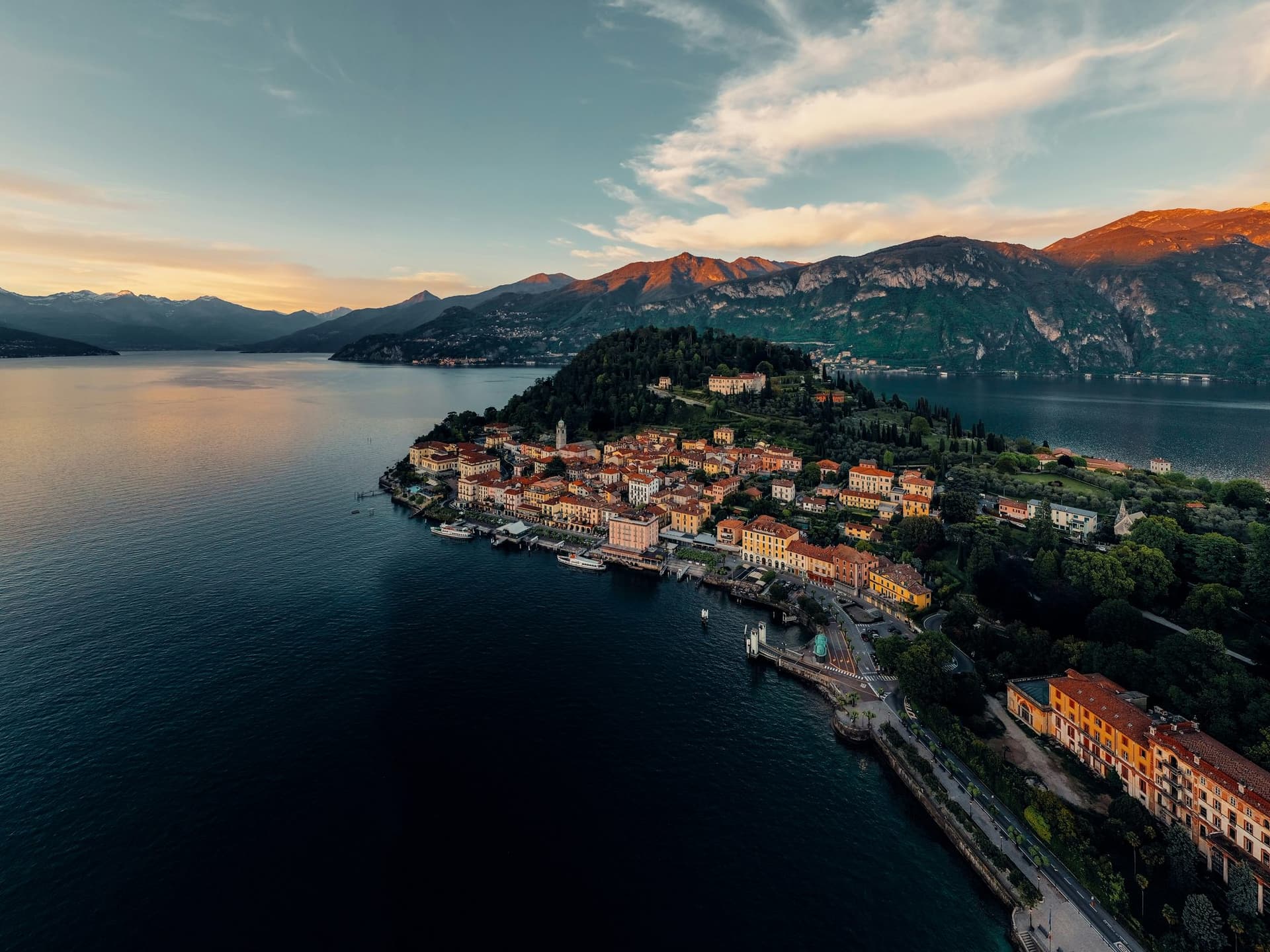 Vue sur le lac de Côme depuis un ferry au petit matin, rive de Varenna