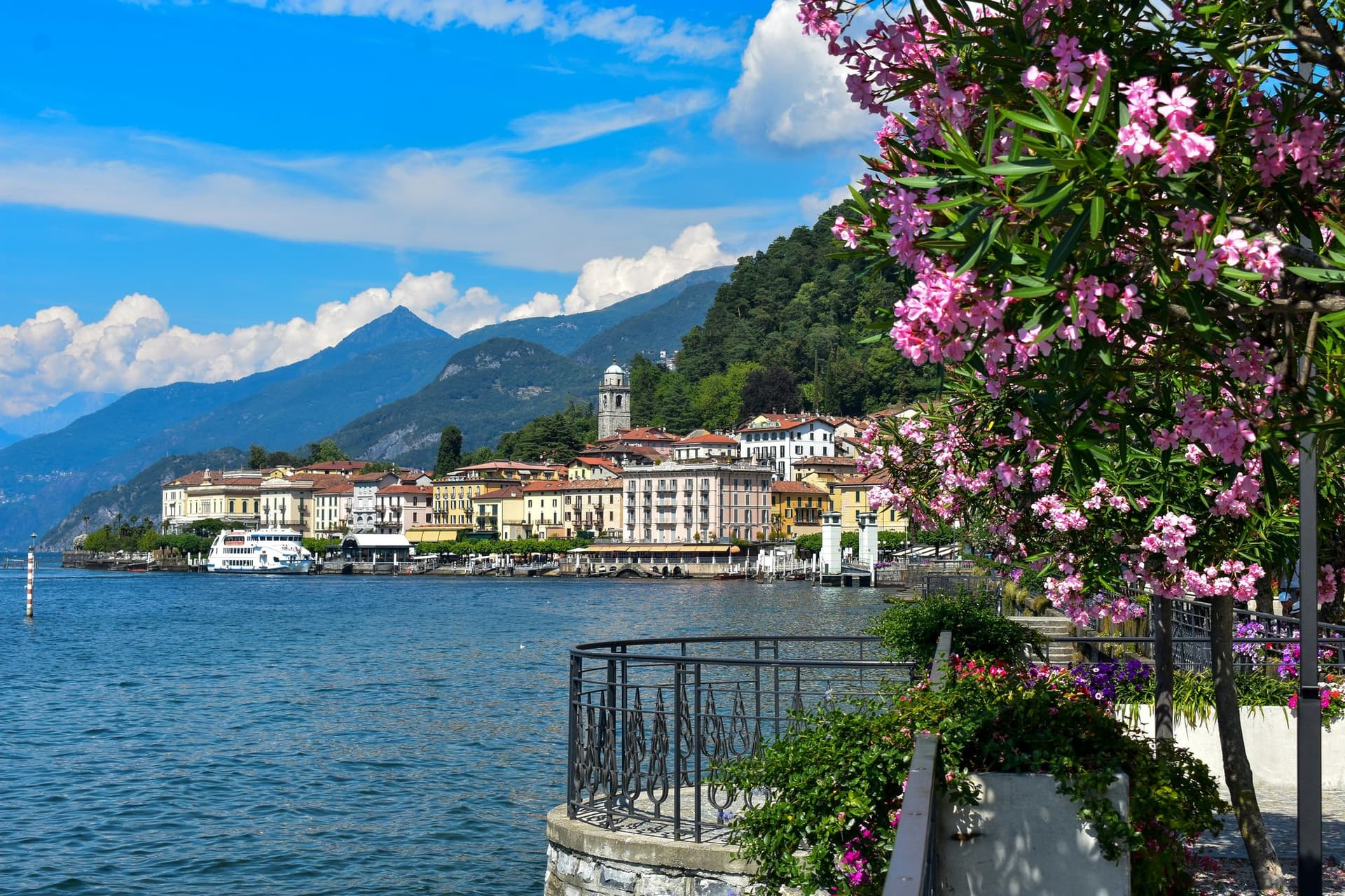 Ruelle colorée de Varenna descendant vers le lac de Côme