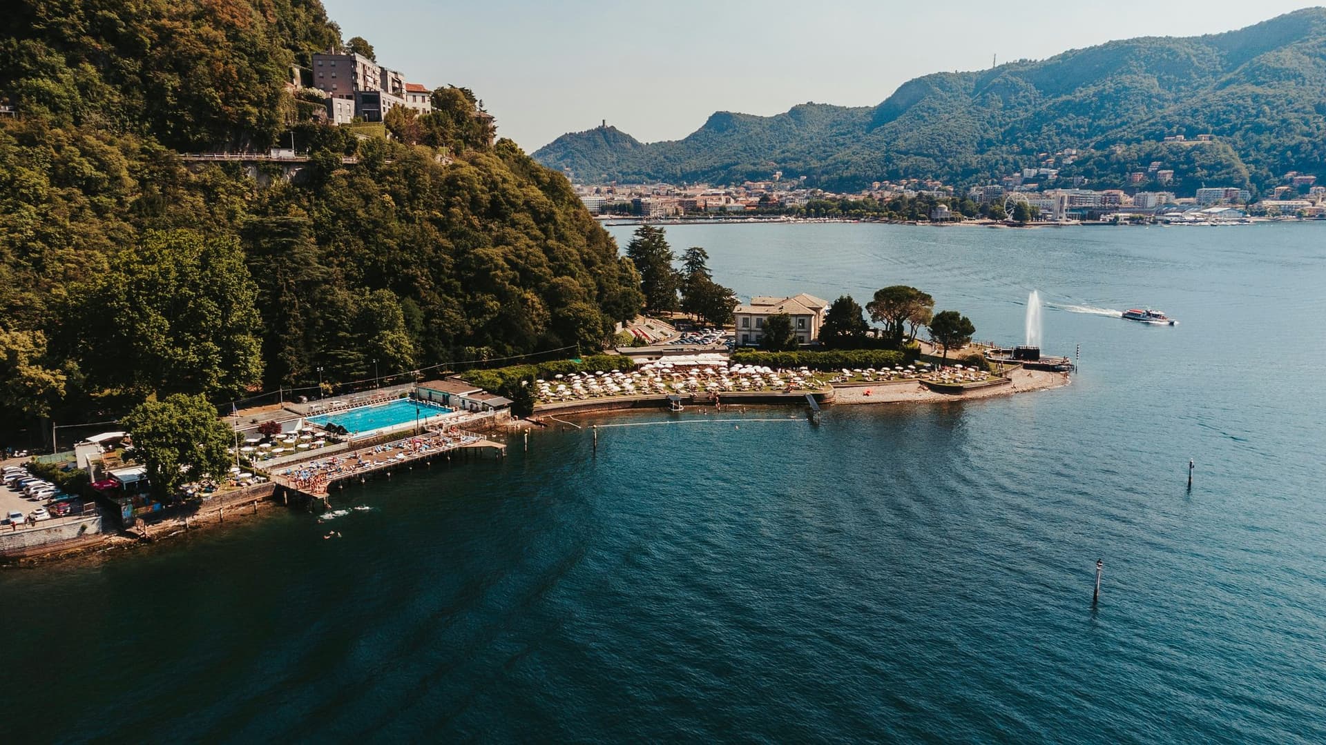 Jardins en terrasse d'une villa du lac de Côme surplombant l'eau