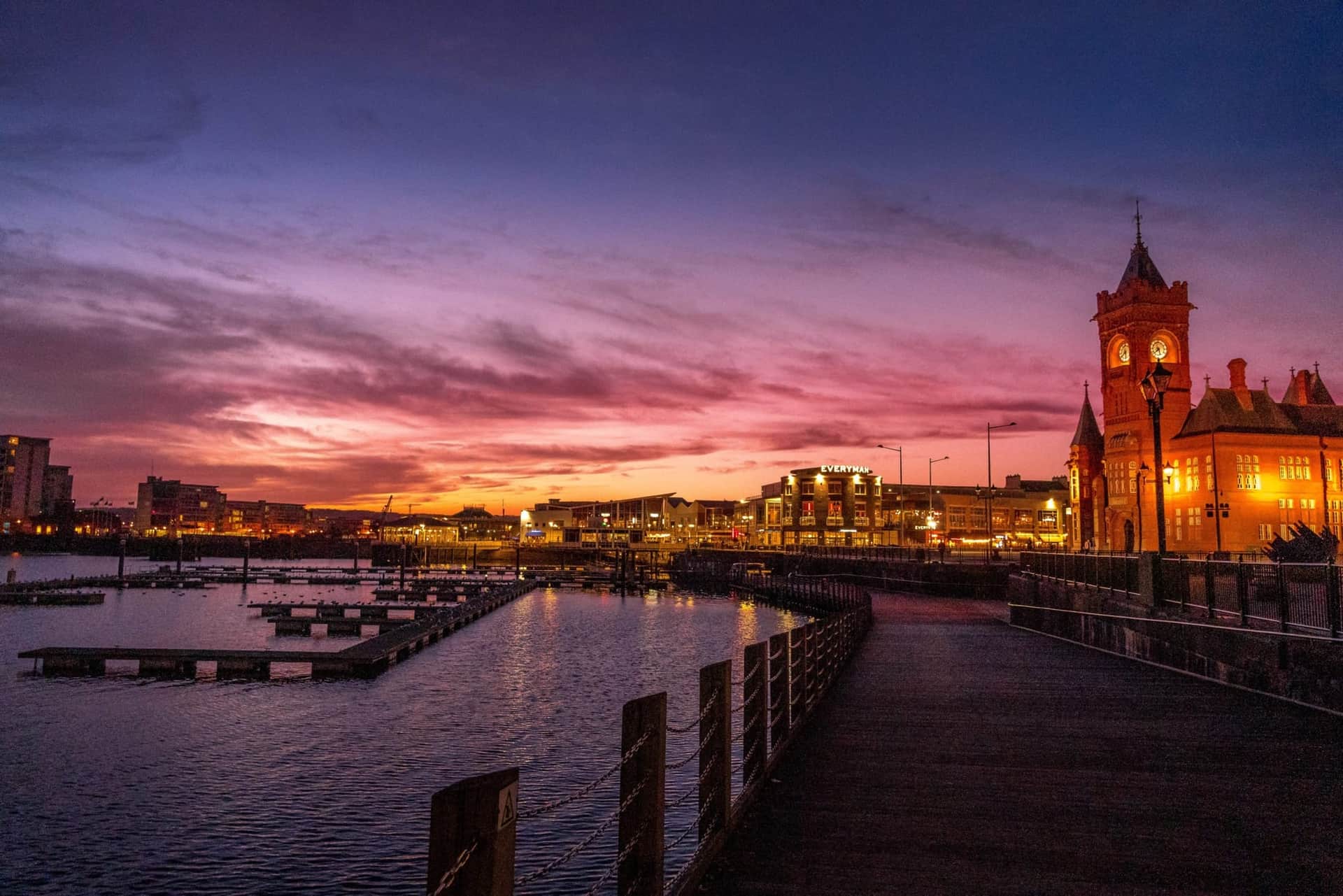Cardiff bay à la tombée de la nuit
