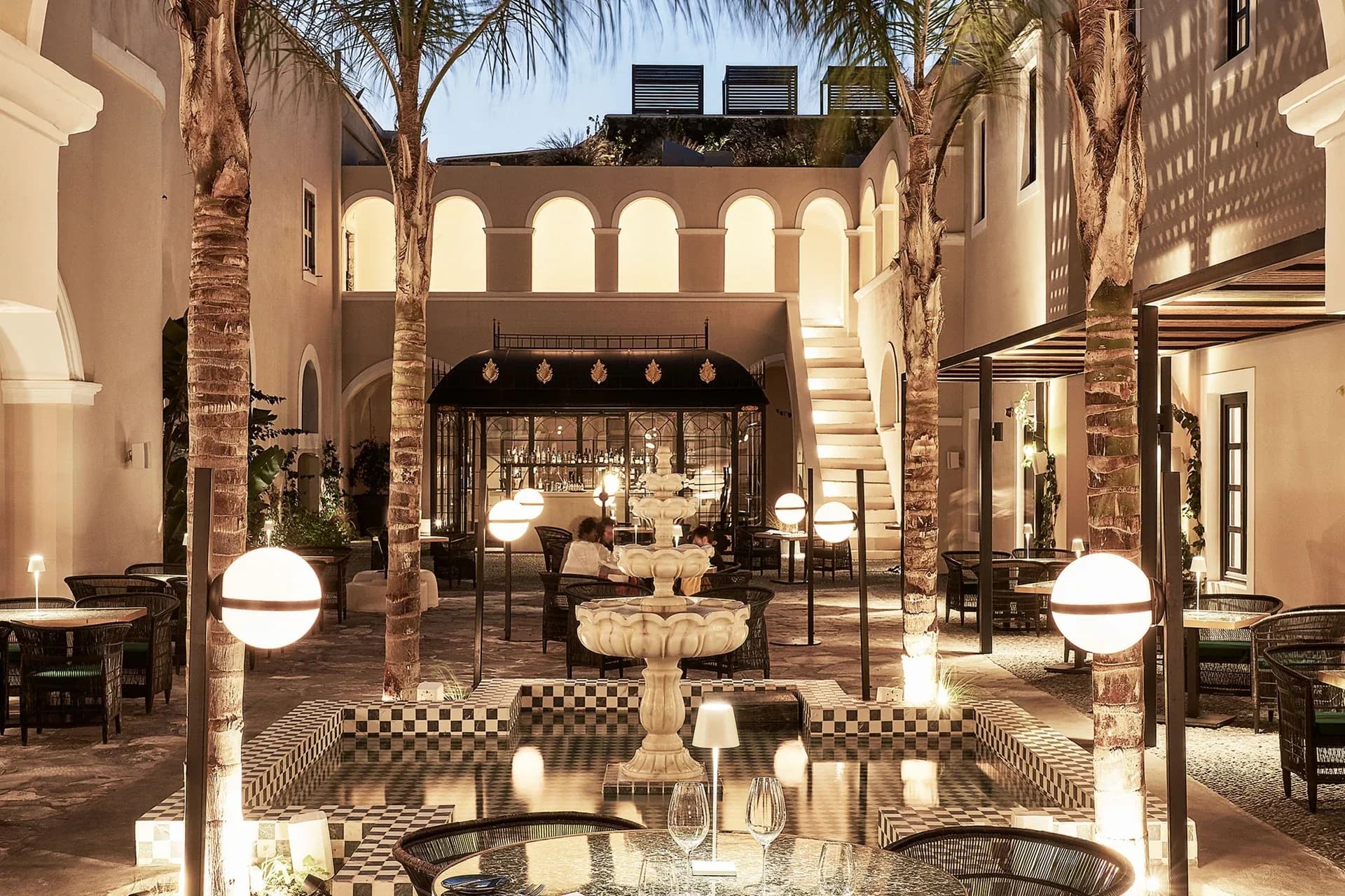 6 Hôtels les plus Luxueux de Santorin – Séjour de rêve dans les Cyclades