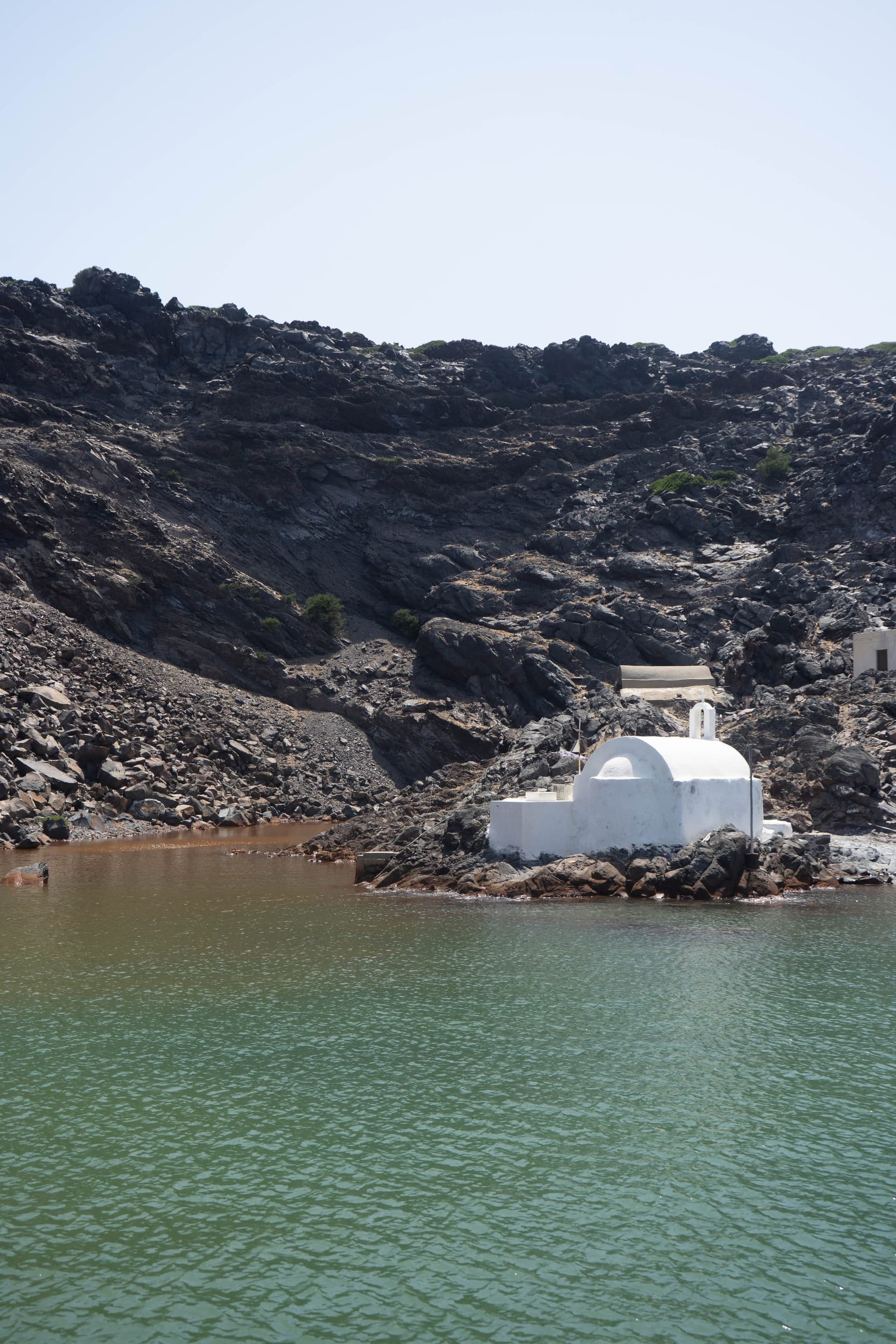 Baignade dans les sources chaudes de Palea Kameni près de Santorin