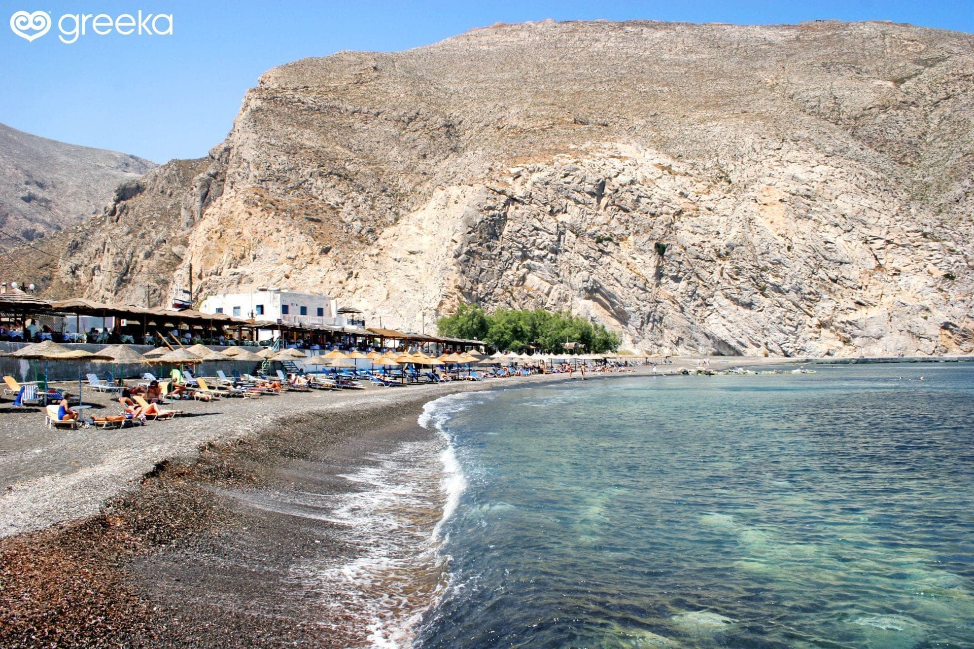 La plage de Perissa, à Santorin