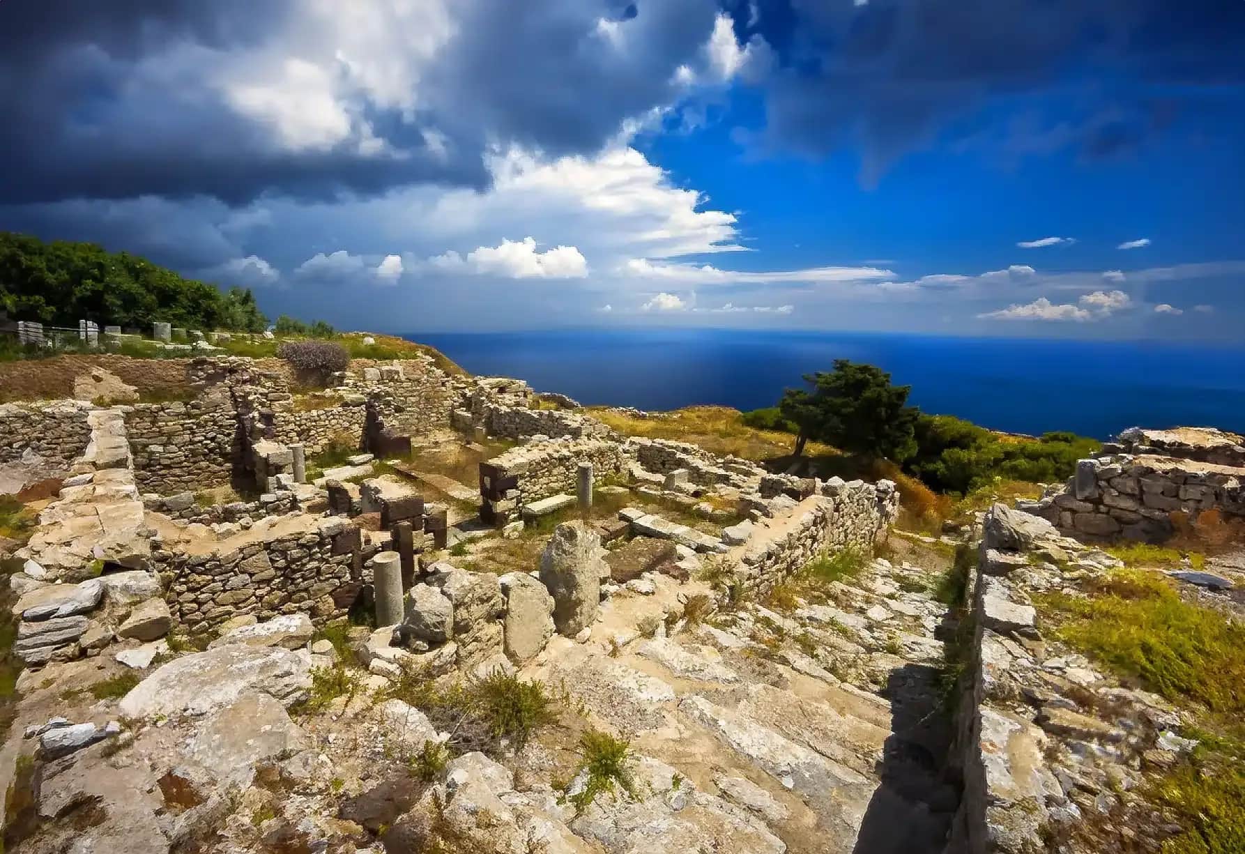 Explorez la cité antique de Théra à Santorin