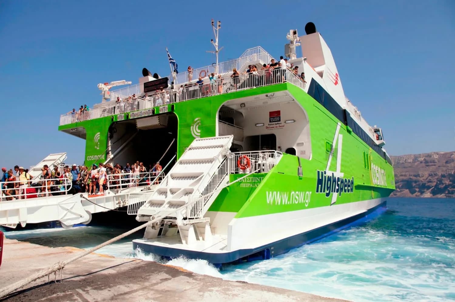 Comment prendre le ferry entre Athènes et Santorin en 2024