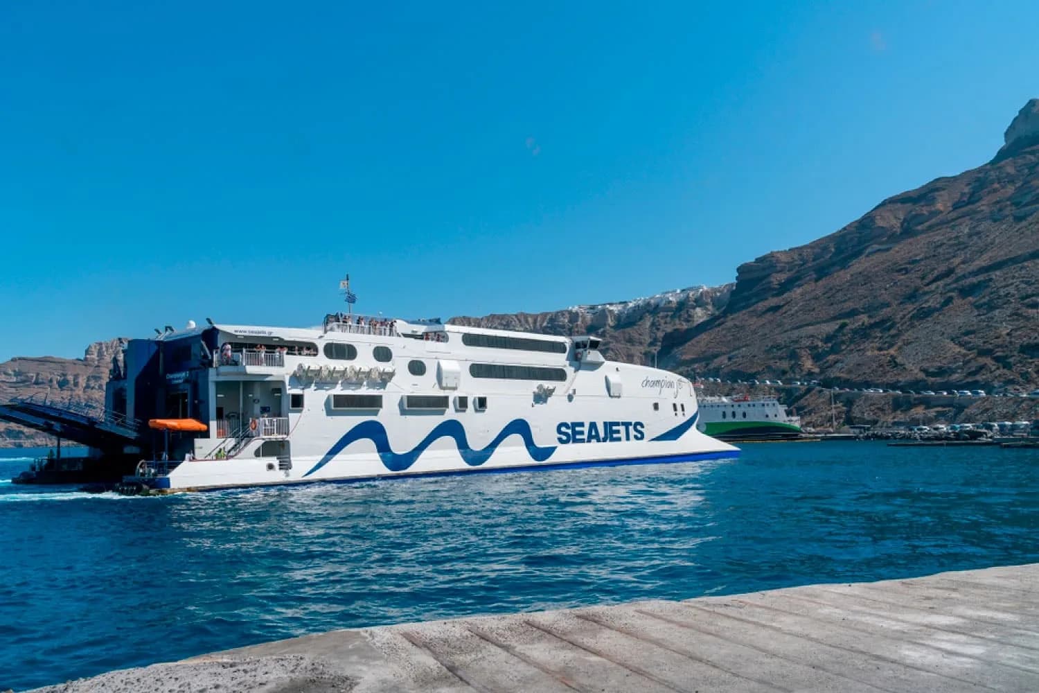 Comment prendre le ferry entre Athènes et Santorin en 2024