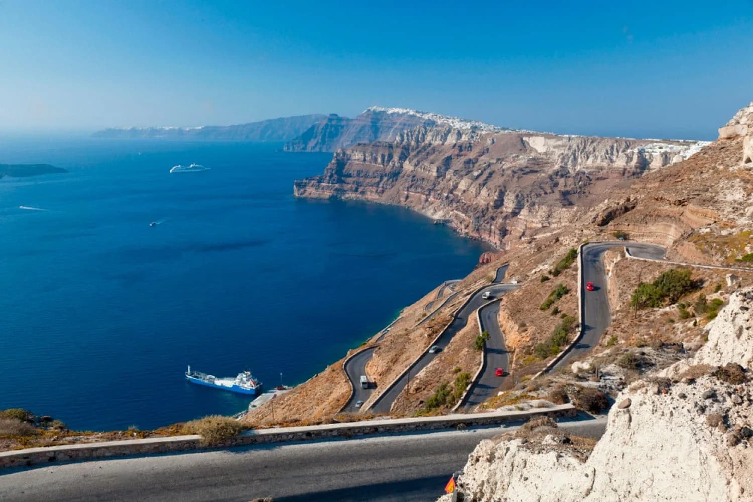 Comment prendre le ferry entre Athènes et Santorin en 2024