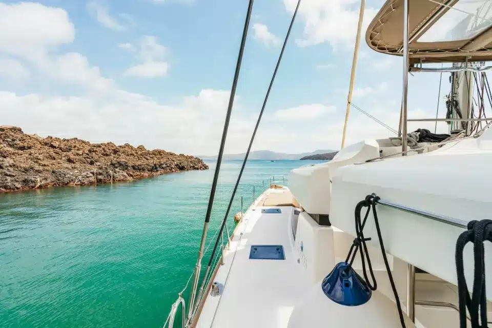 Croisière en catamaran à Santorin, la plus belle activité de l’île en 2024