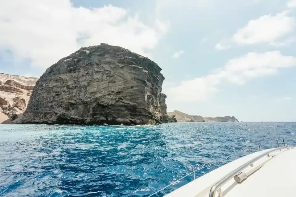 Croisière en catamaran à Santorin, la plus belle activité de l’île en 2024