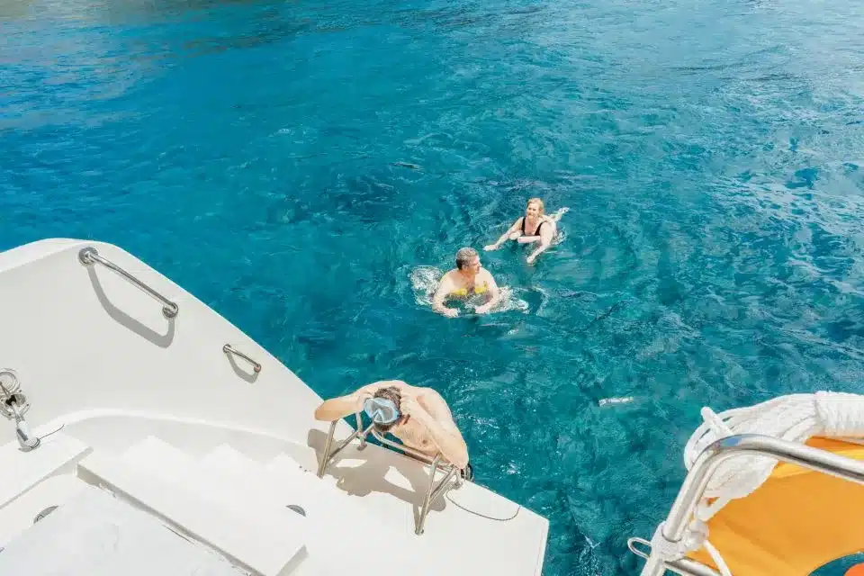 Croisière en catamaran à Santorin, la plus belle activité de l’île en 2024