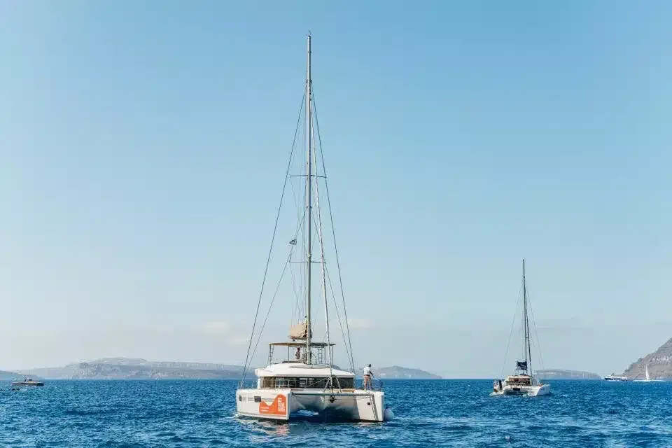 Croisière en catamaran à Santorin, la plus belle activité de l’île en 2024
