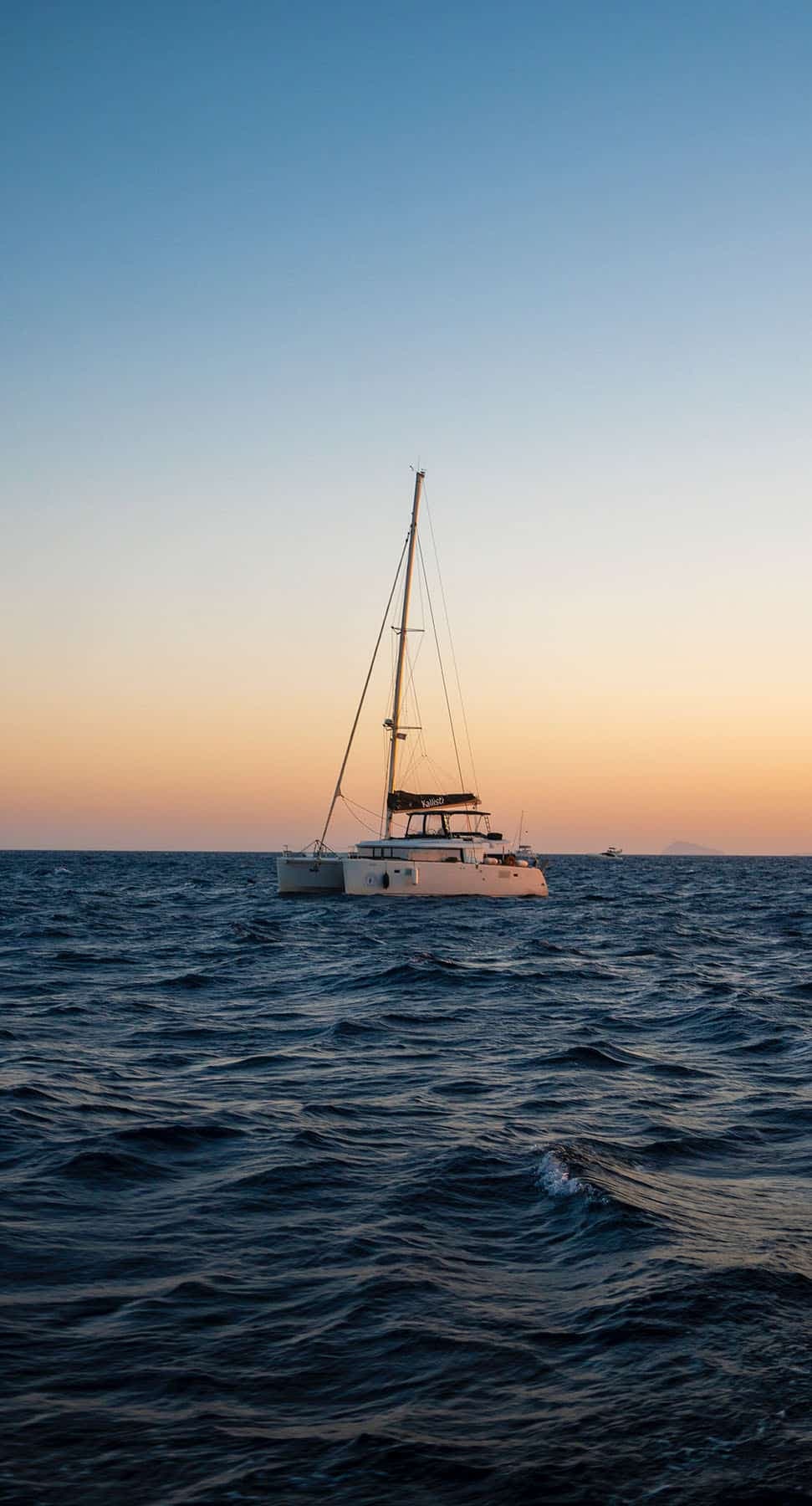 Croisière en catamaran à Santorin, la plus belle activité de l’île en 2024