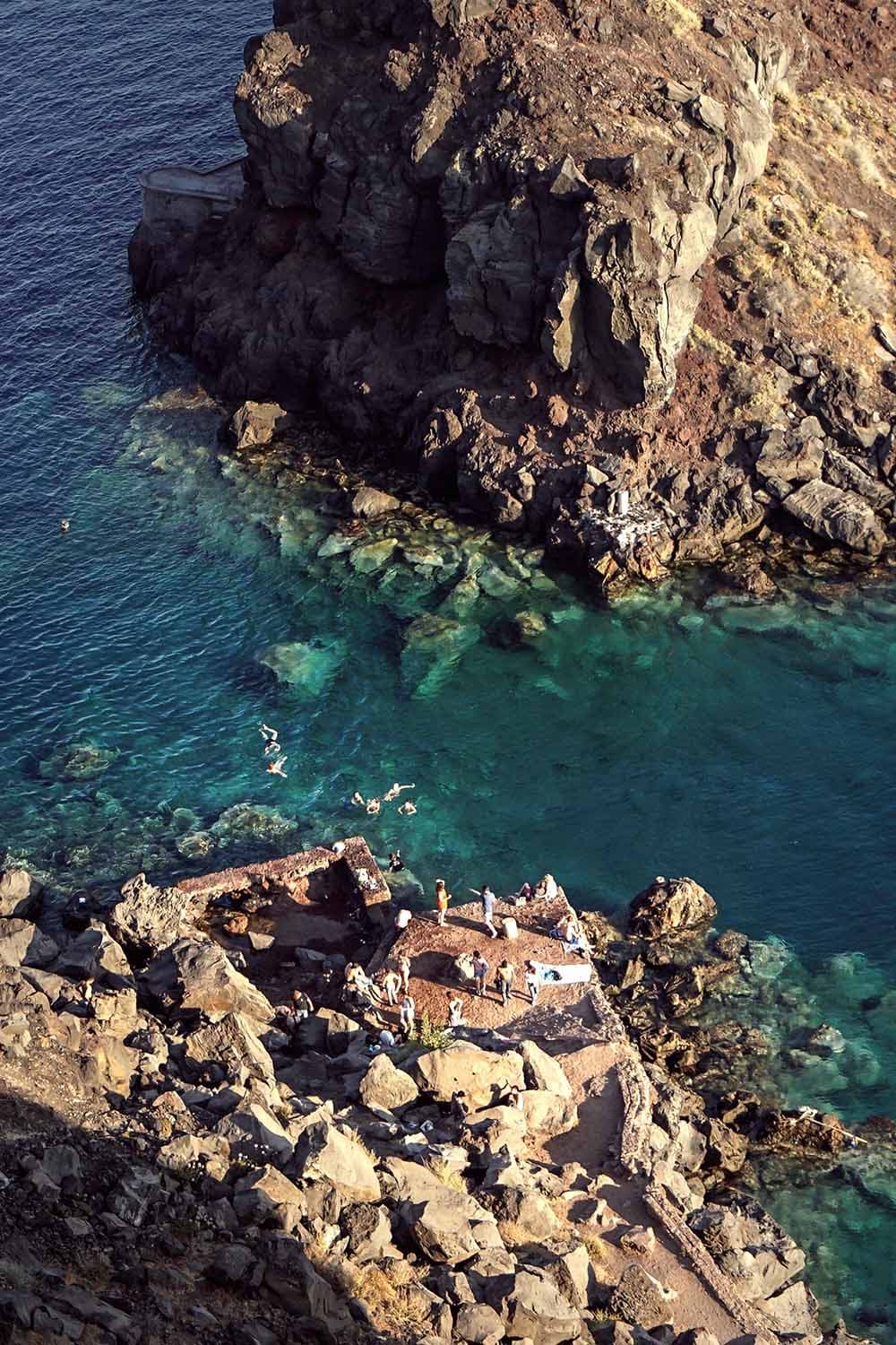 Baignade dans les eaux cristallines d'Ammoudi Bay