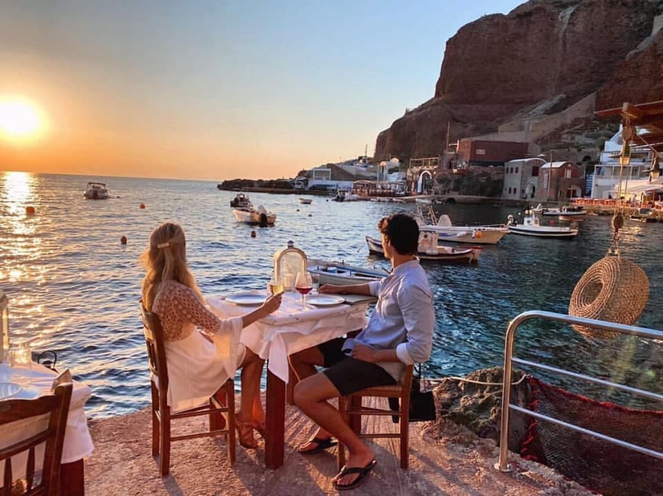 Terrasse du restaurant Dimitris Taverna au bord de l'eau, Ammoudi Bay