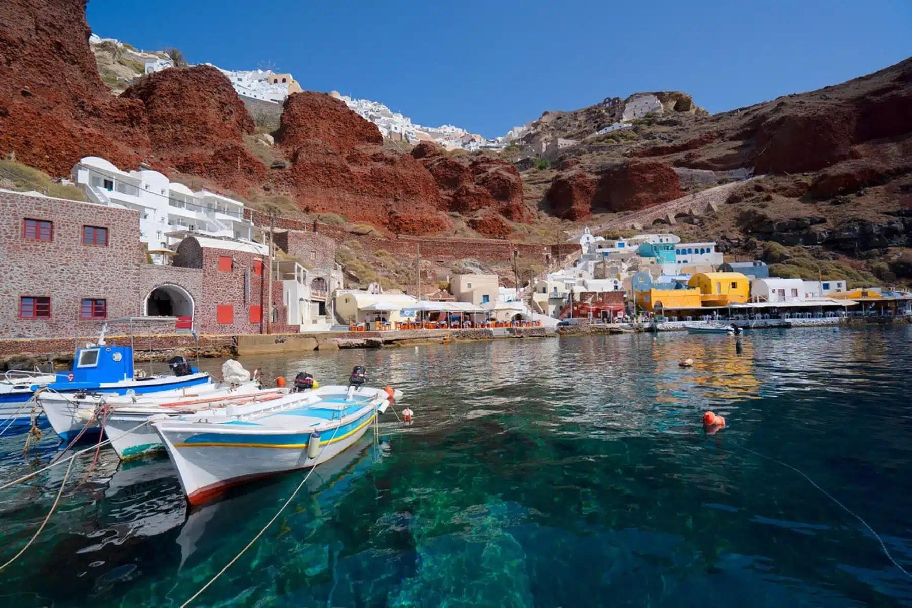 Vue panoramique d'Ammoudi Bay depuis les escaliers d'Oia, Santorin