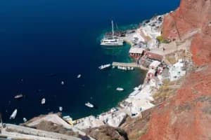 Vue panoramique d'Ammoudi Bay depuis les escaliers d'Oia, Santorin