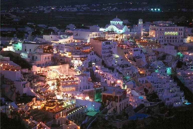 Fira ou Oia? Comparaison des meilleures villes de Santorin