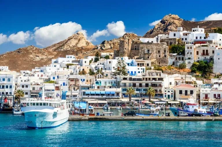 Les îles Grecques à explorer depuis Santorin en ferry – Comparaison