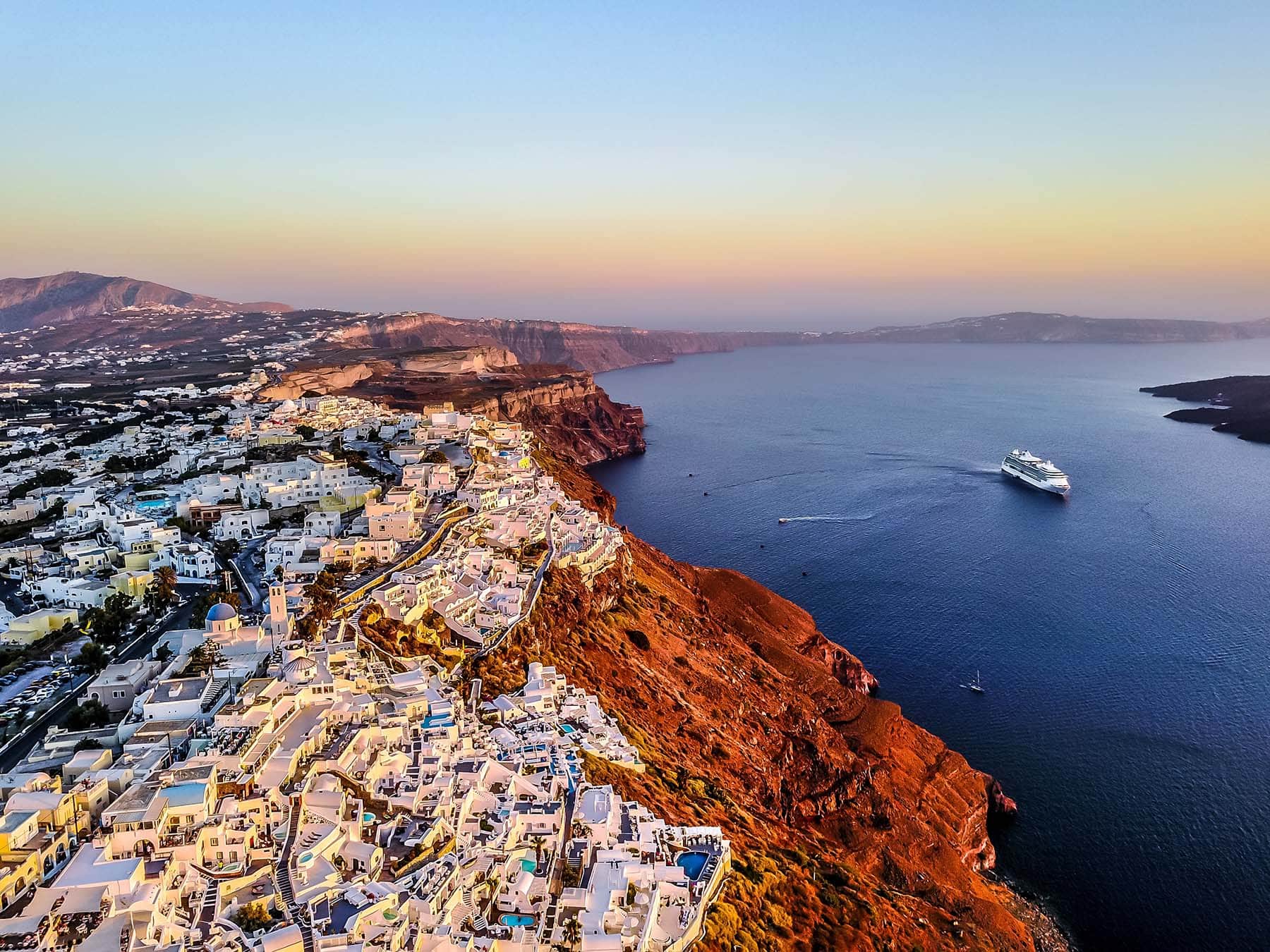 Explorez tous les villages de Santorin