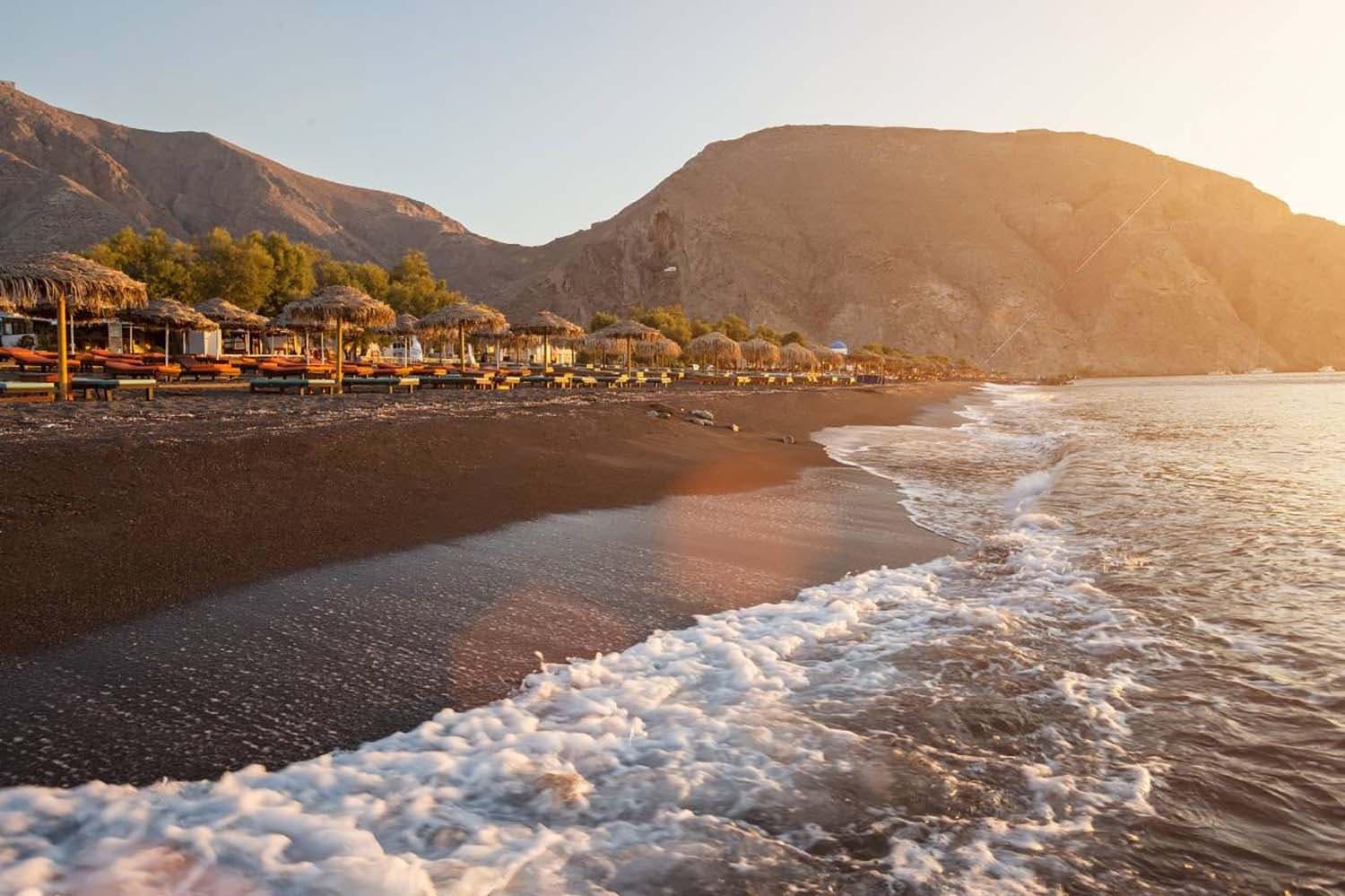 La superbe beach de black sand de Perissa