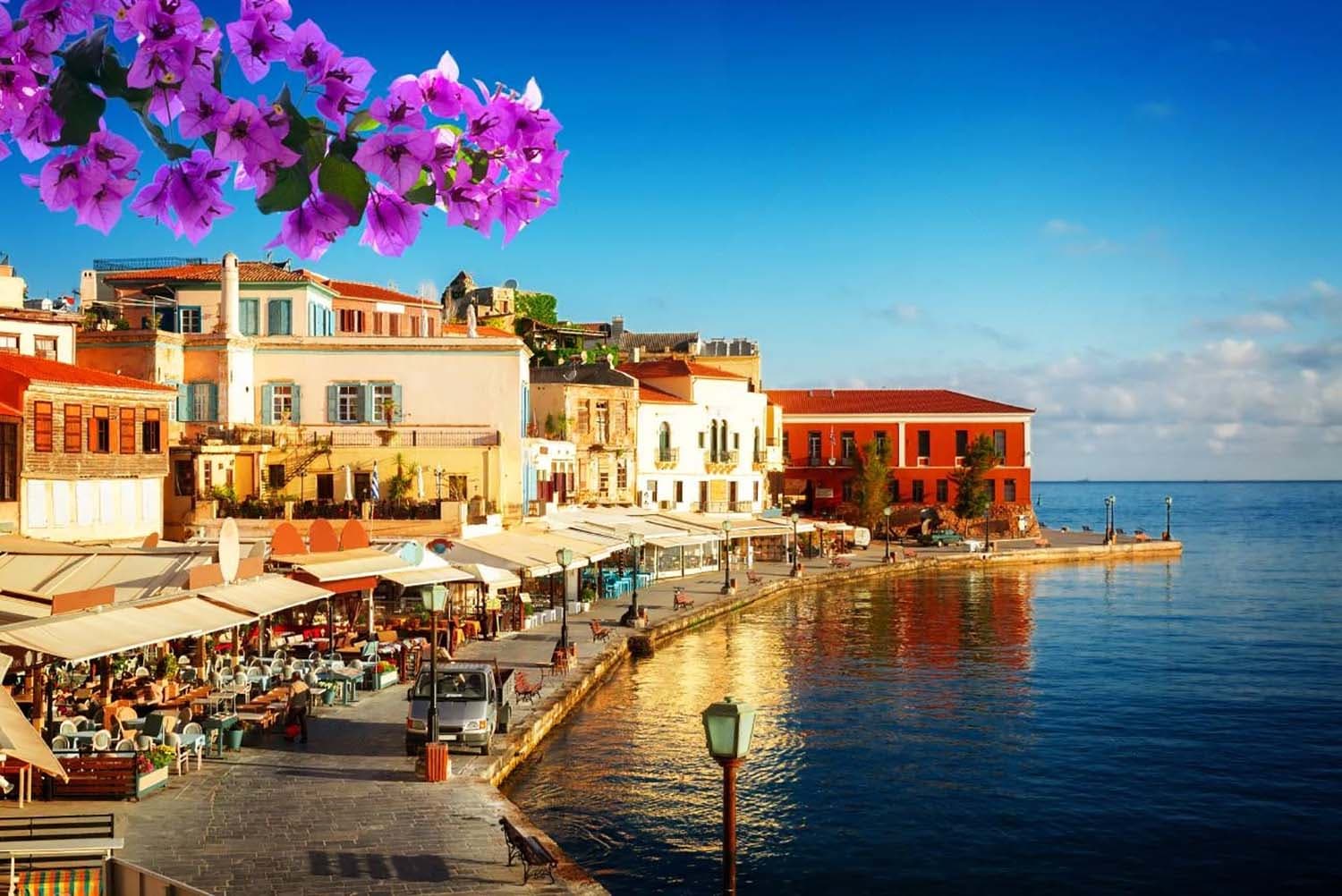 Vieux port de la Canée en Crete en été au levé de soleil.