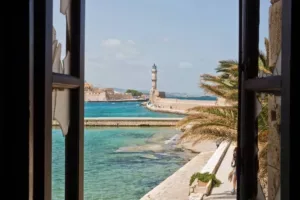 Le phare et le vieux port vue depuis la fenêtre d'un appartement à Chania