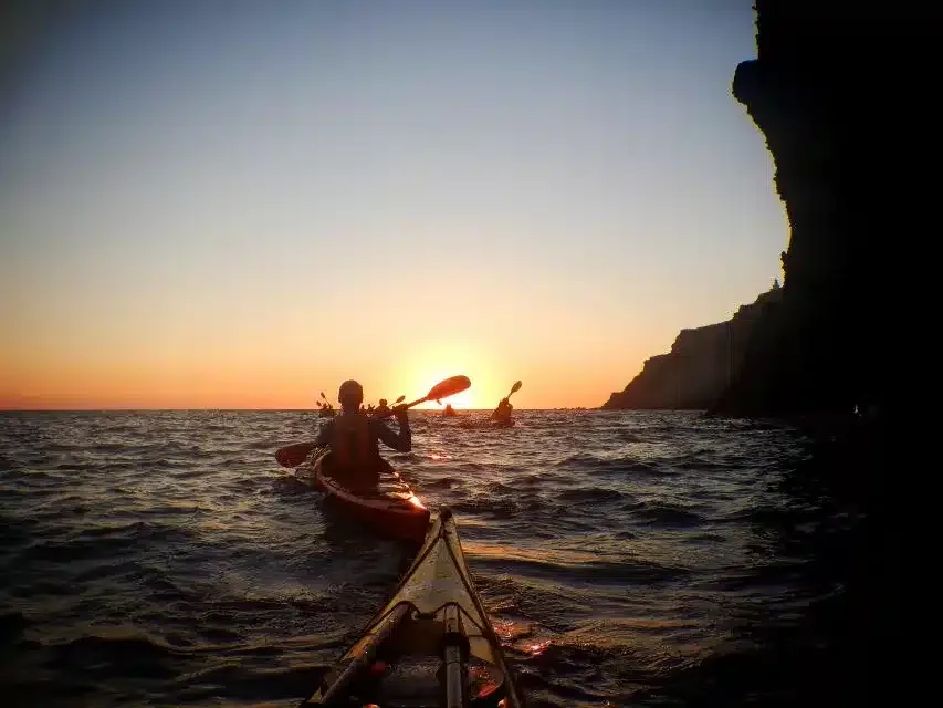 Kayak de mer à Santorin : Guide pour explorer l’île depuis le large