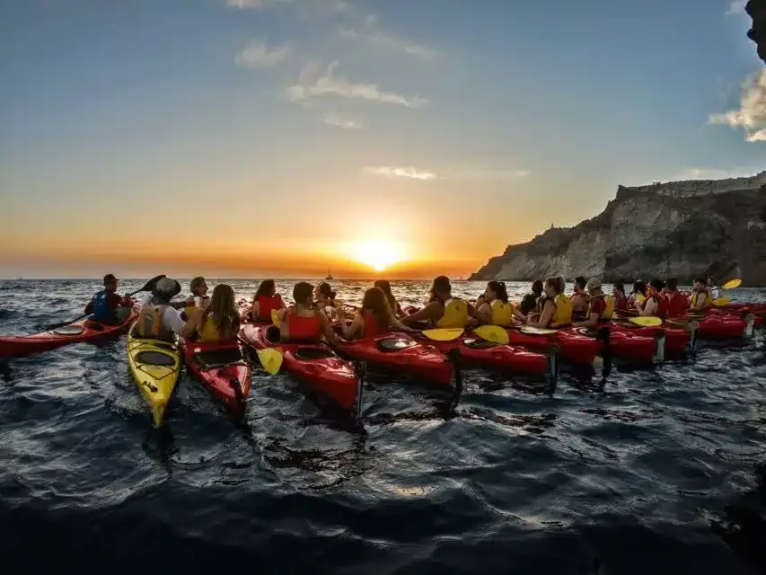 Kayak de mer à Santorin : Guide pour explorer l’île depuis le large