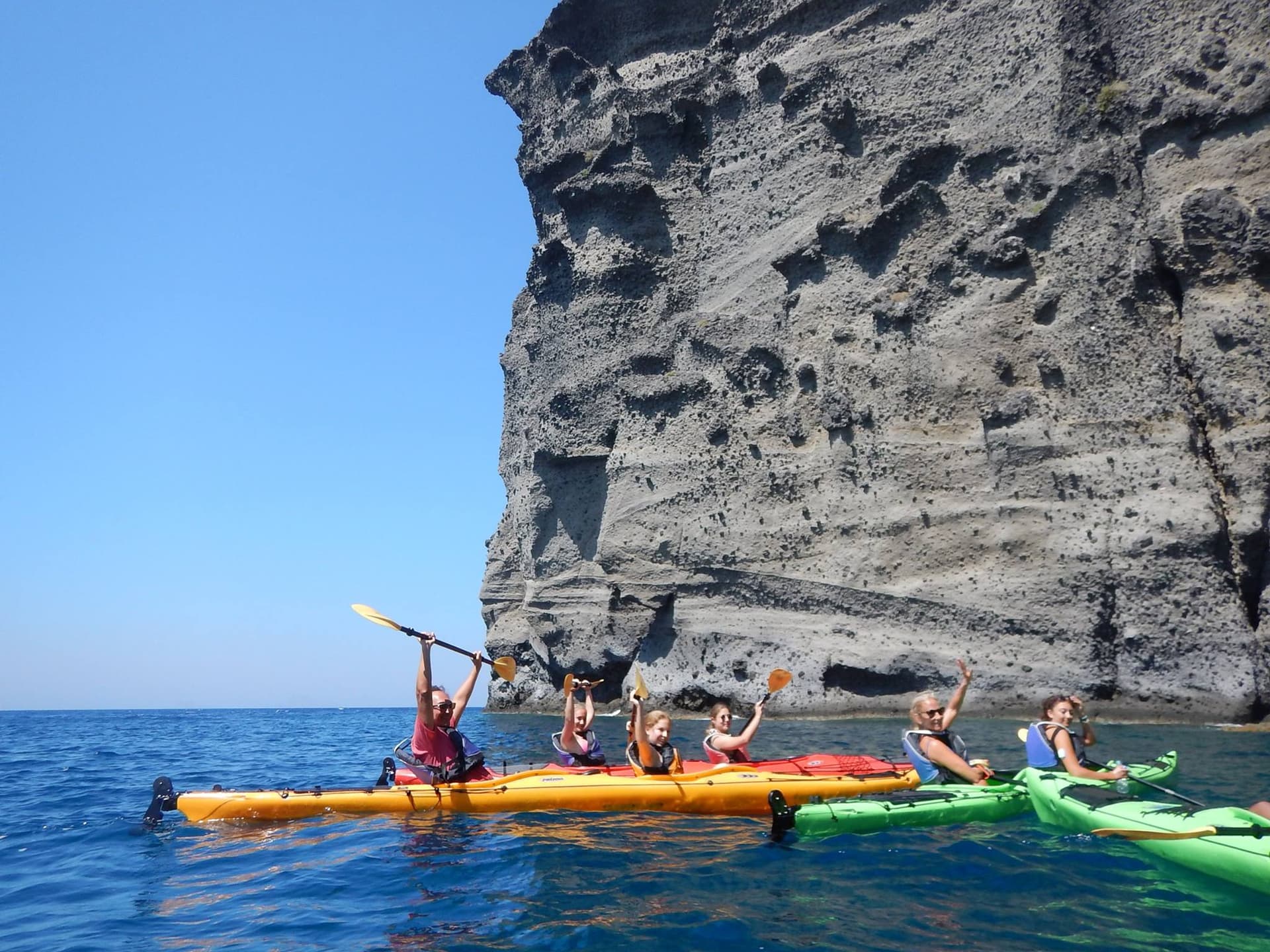 Kayak de mer à Santorin : Guide pour explorer l’île depuis le large