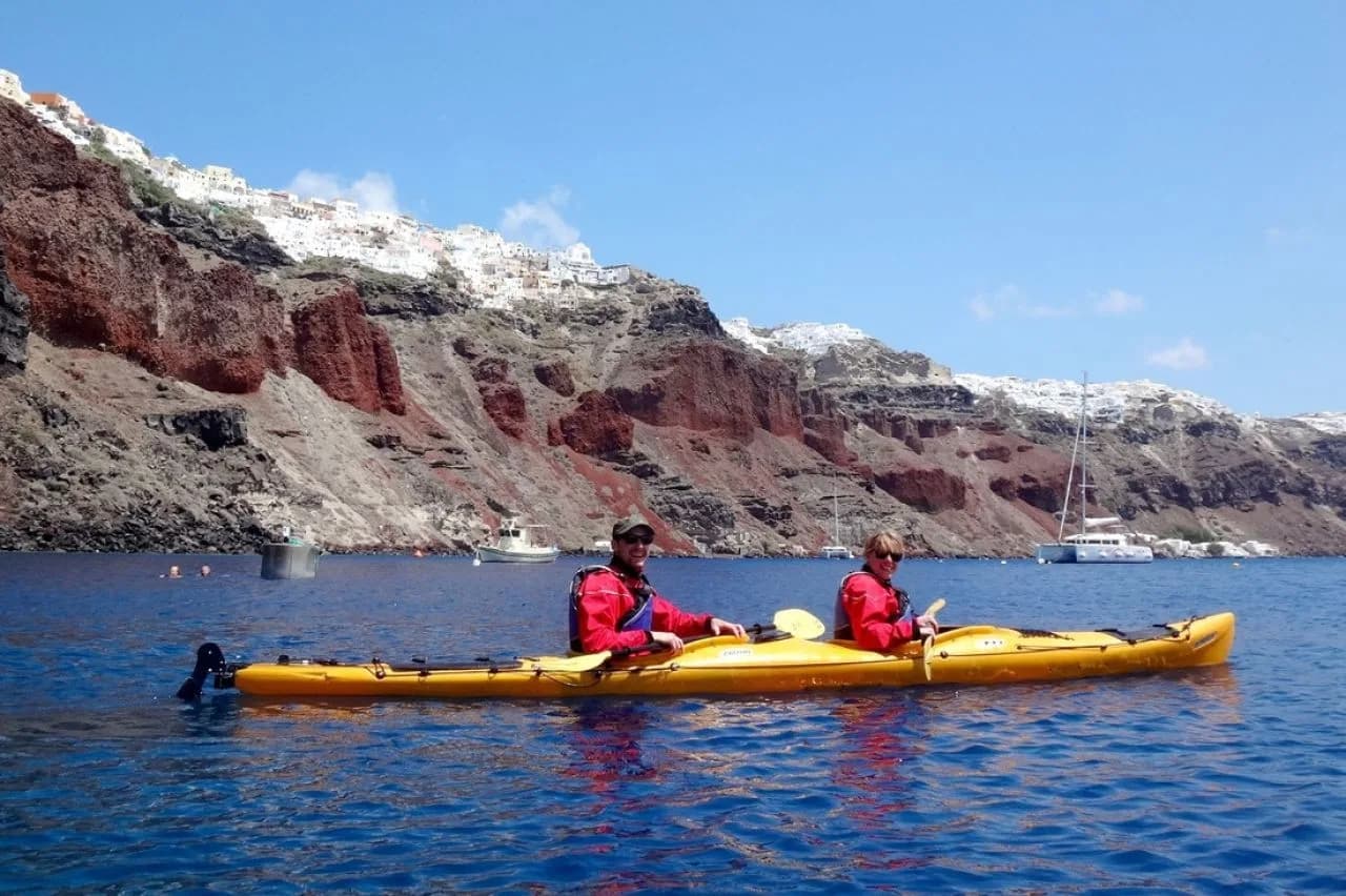 Kayak de mer à Santorin : Guide pour explorer l’île depuis le large