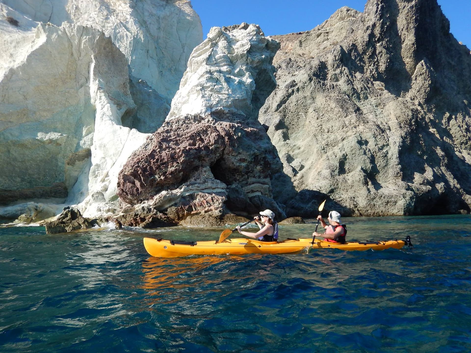 Kayak de mer à Santorin : Guide pour explorer l’île depuis le large
