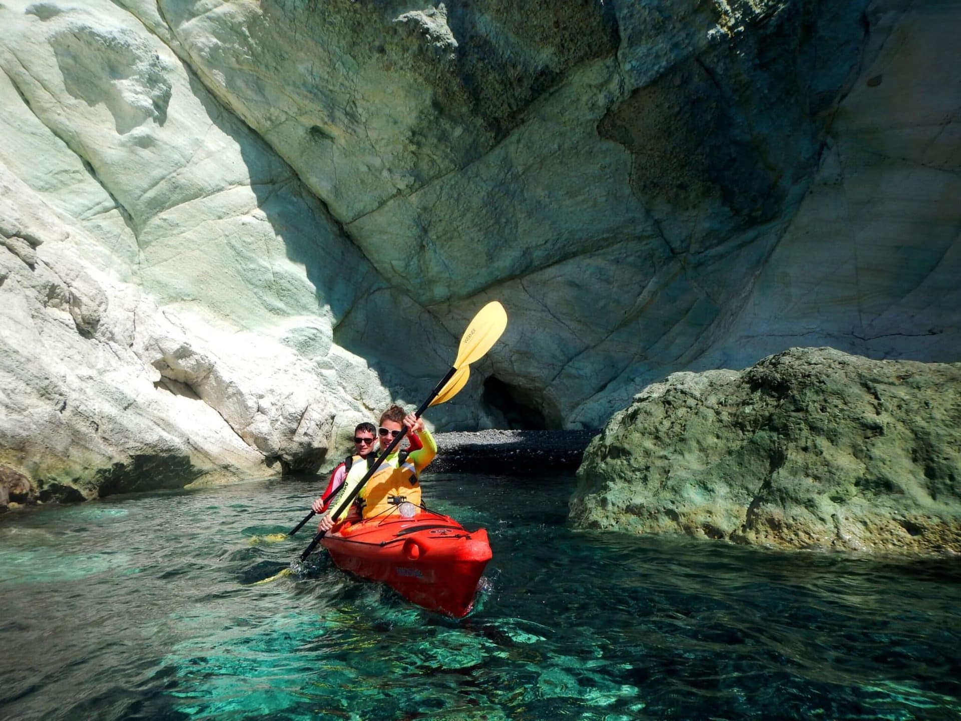 Kayak de mer à Santorin : Guide pour explorer l’île depuis le large