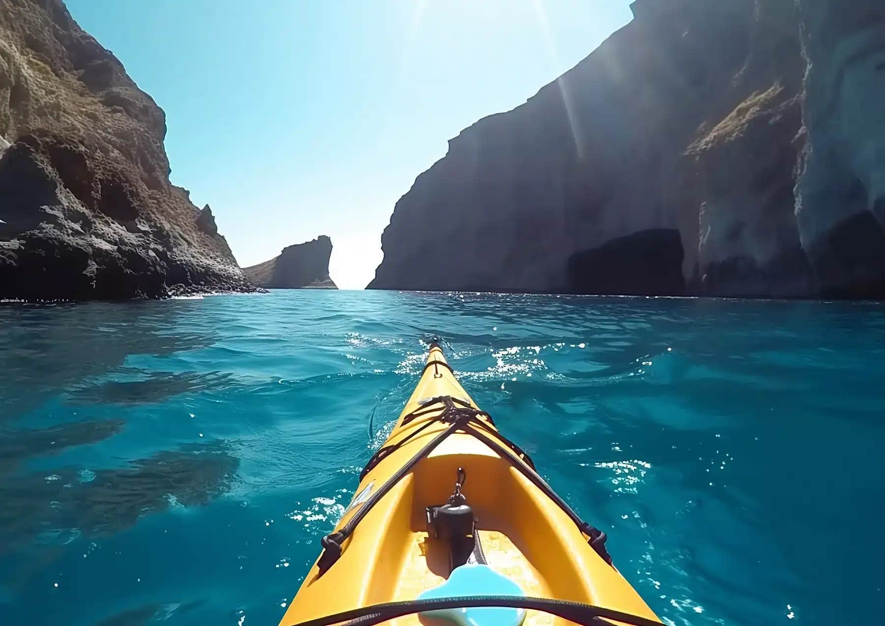Kayak de mer à Santorin : Guide pour explorer l’île depuis le large