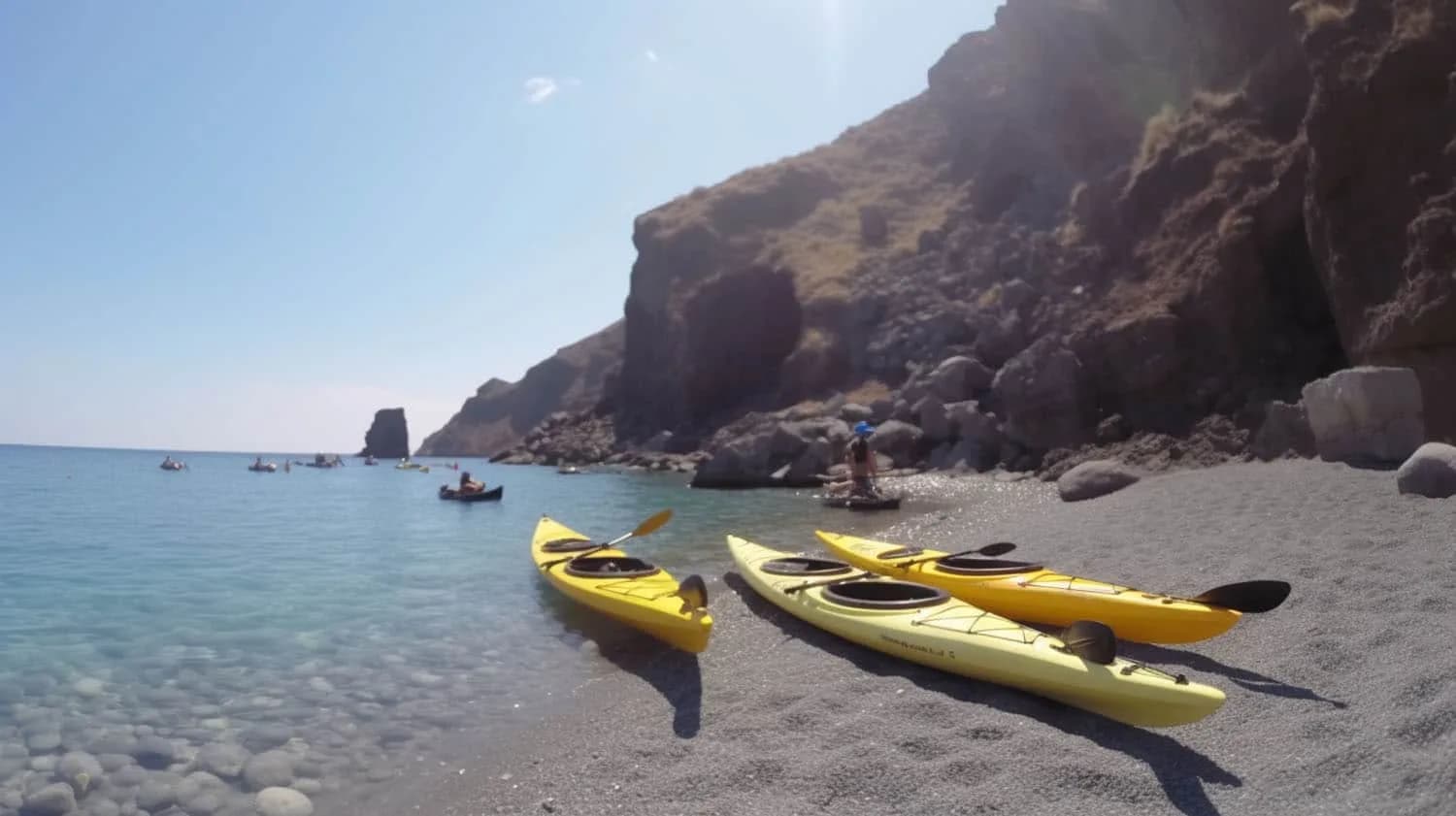 Kayak de mer à Santorin : Guide pour explorer l’île depuis le large