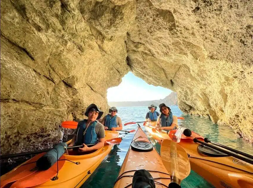 Kayak de mer à Santorin : Guide pour explorer l’île depuis le large
