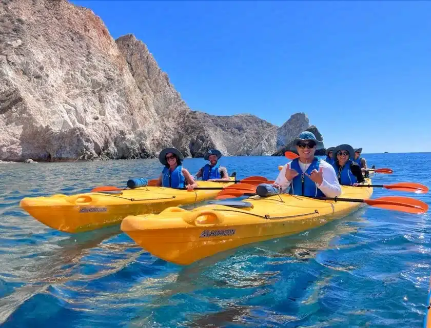 Kayak de mer à Santorin : Guide pour explorer l’île depuis le large